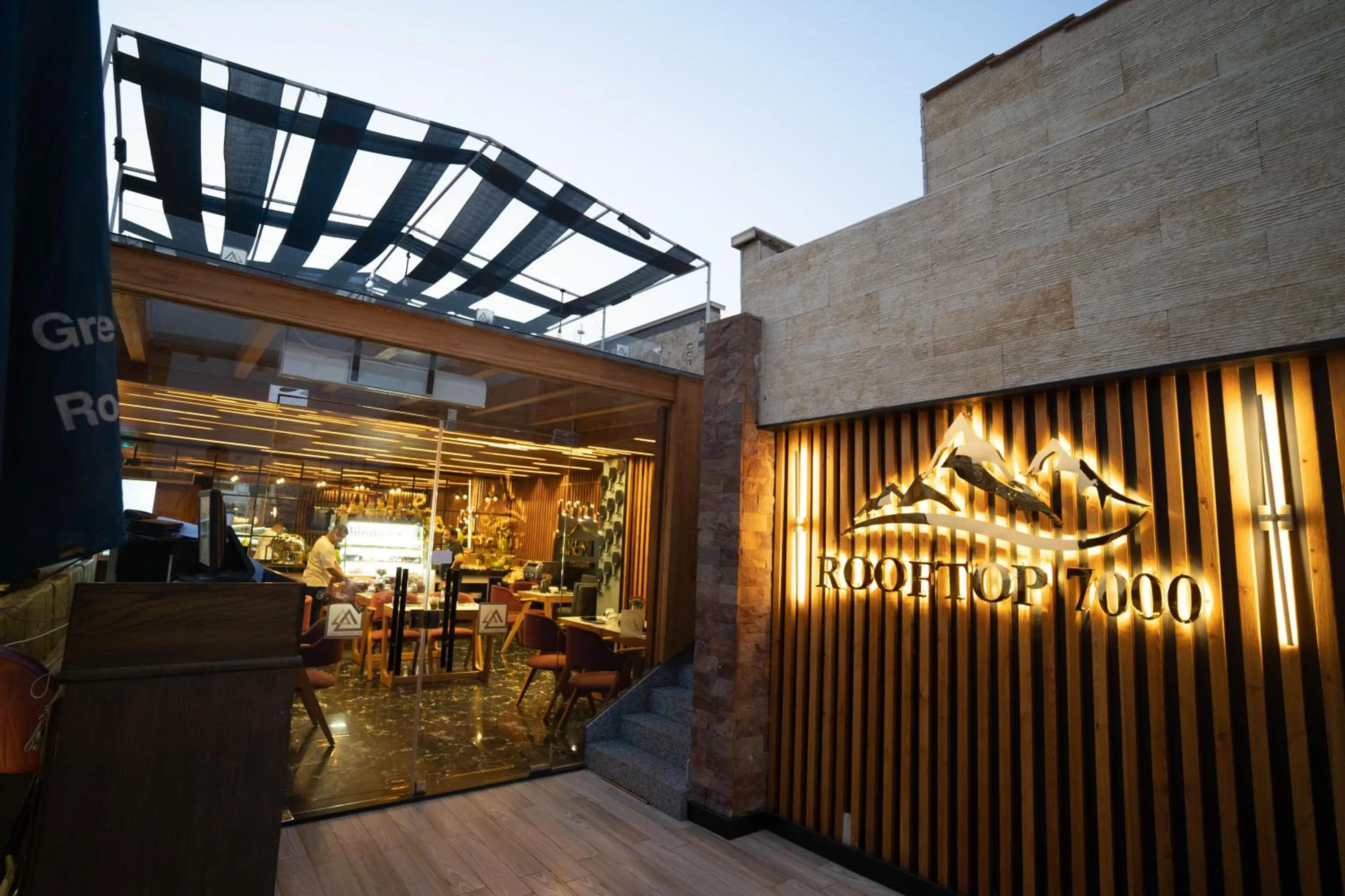 Restaurant/places to eat in Great Pyramid Inn