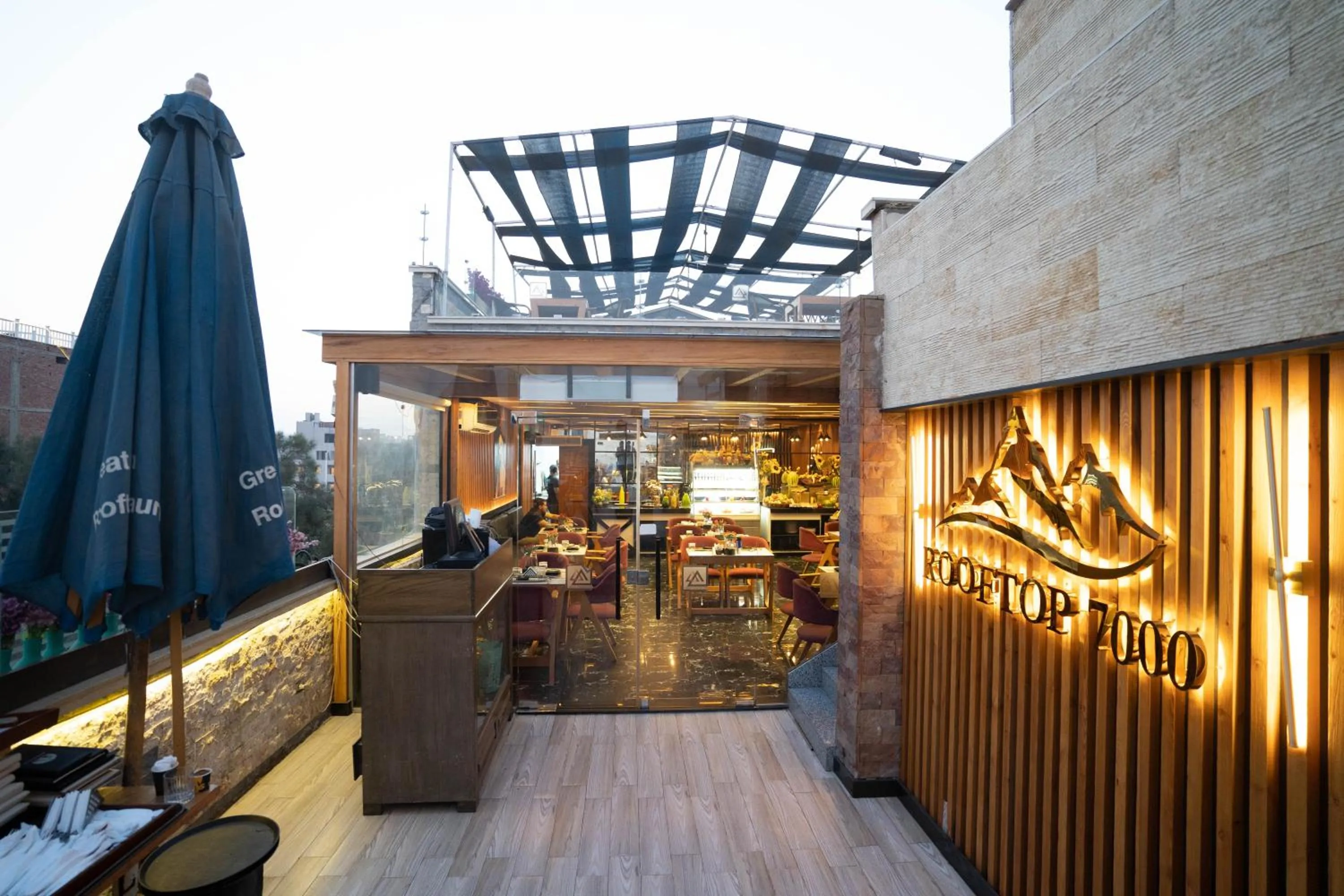 Restaurant/places to eat in Great Pyramid Inn