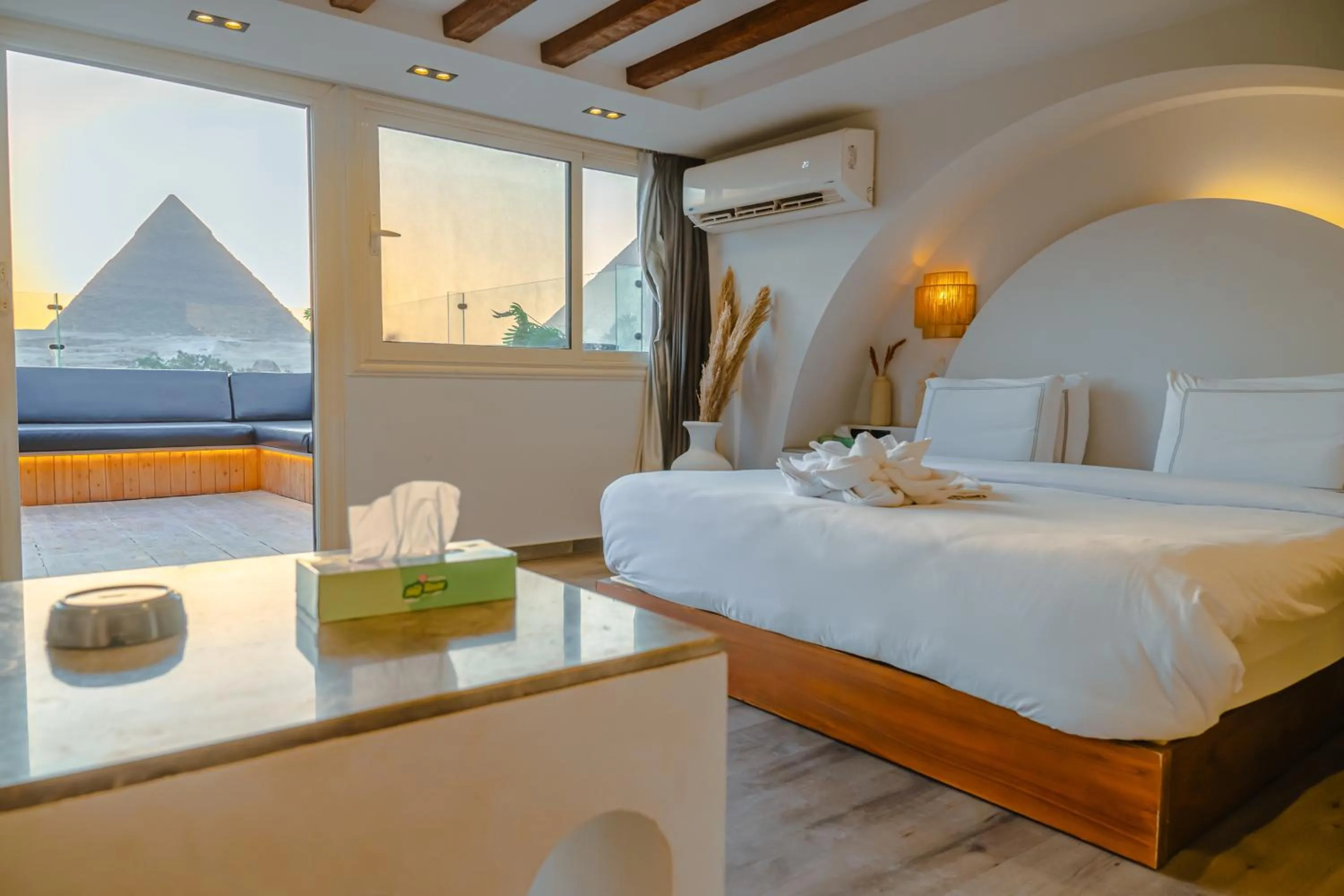 Bedroom, Bed in Great Pyramid Inn