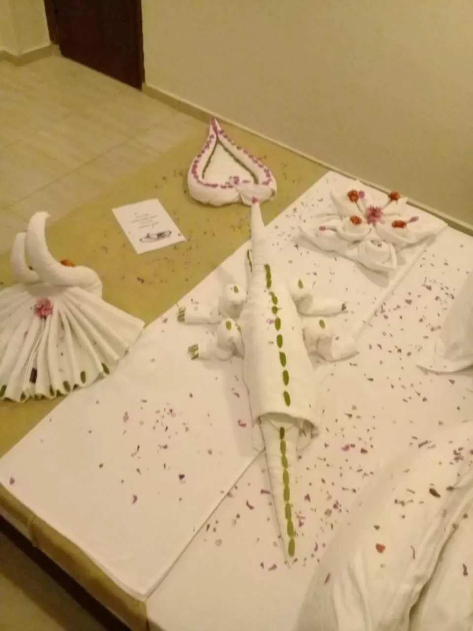 Bedroom, Bed in Great Pyramid Inn