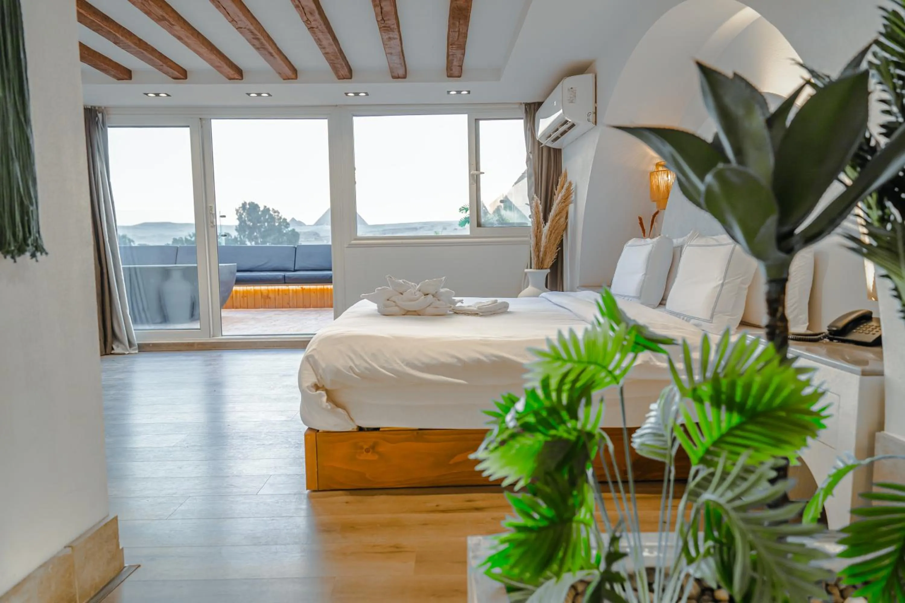 Bedroom, Bed in Great Pyramid Inn