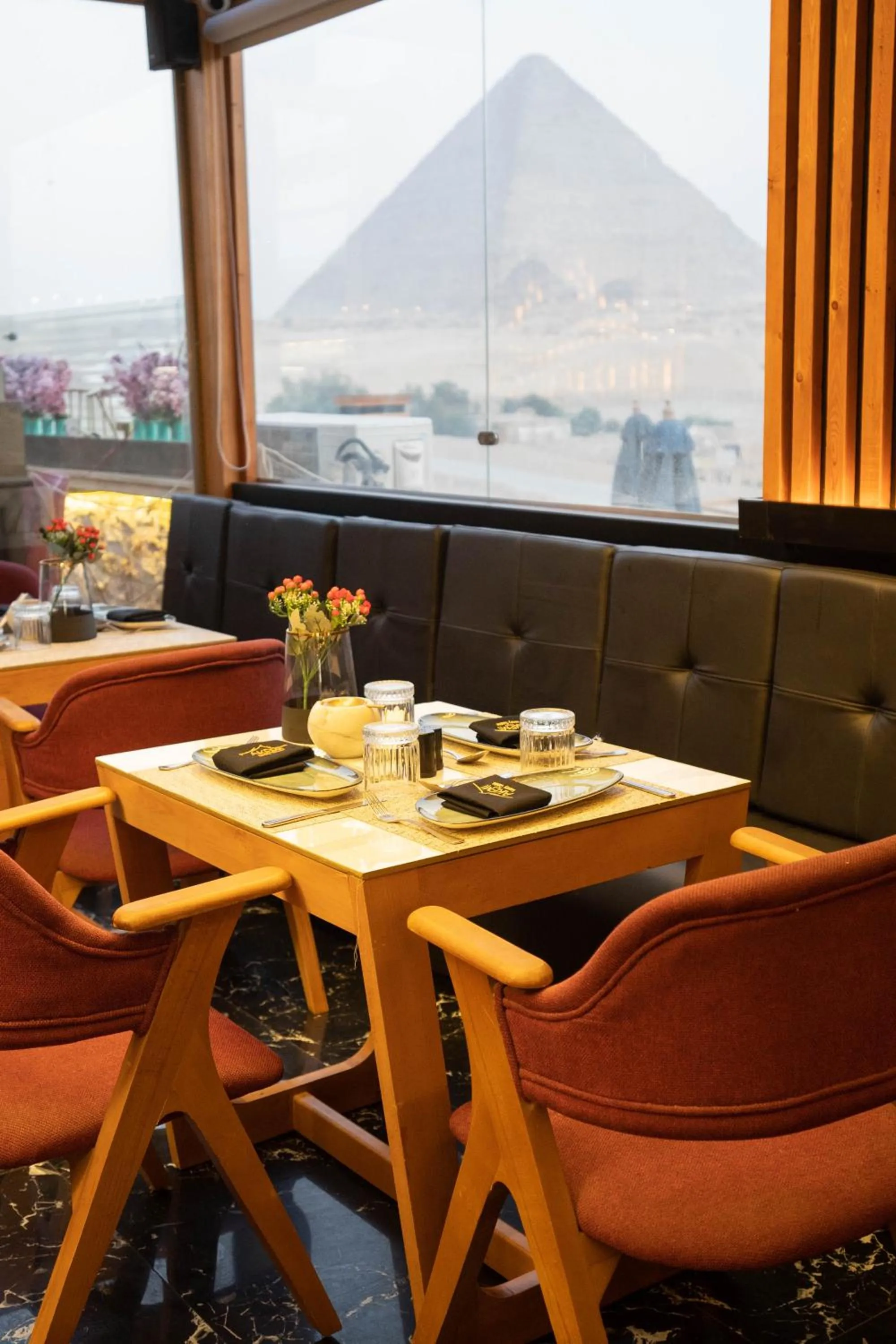 Restaurant/places to eat in Great Pyramid Inn