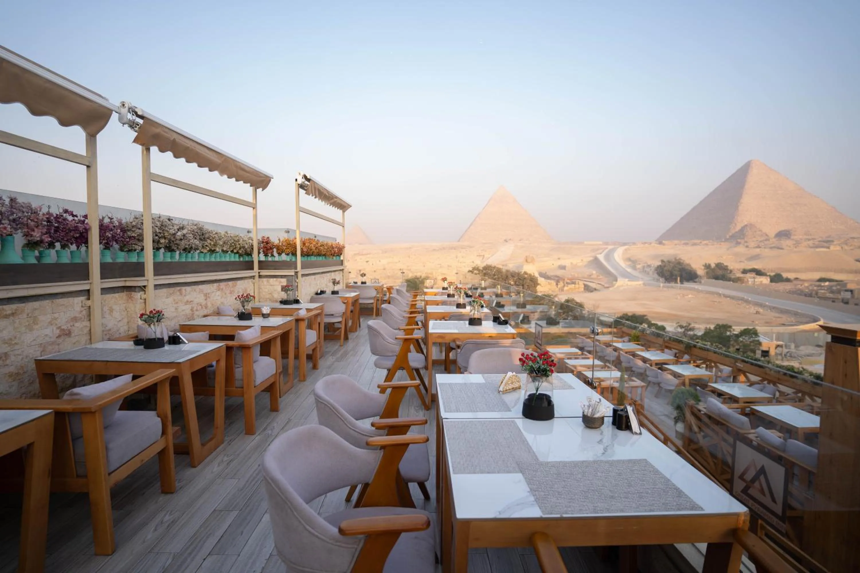 Restaurant/places to eat in Great Pyramid Inn