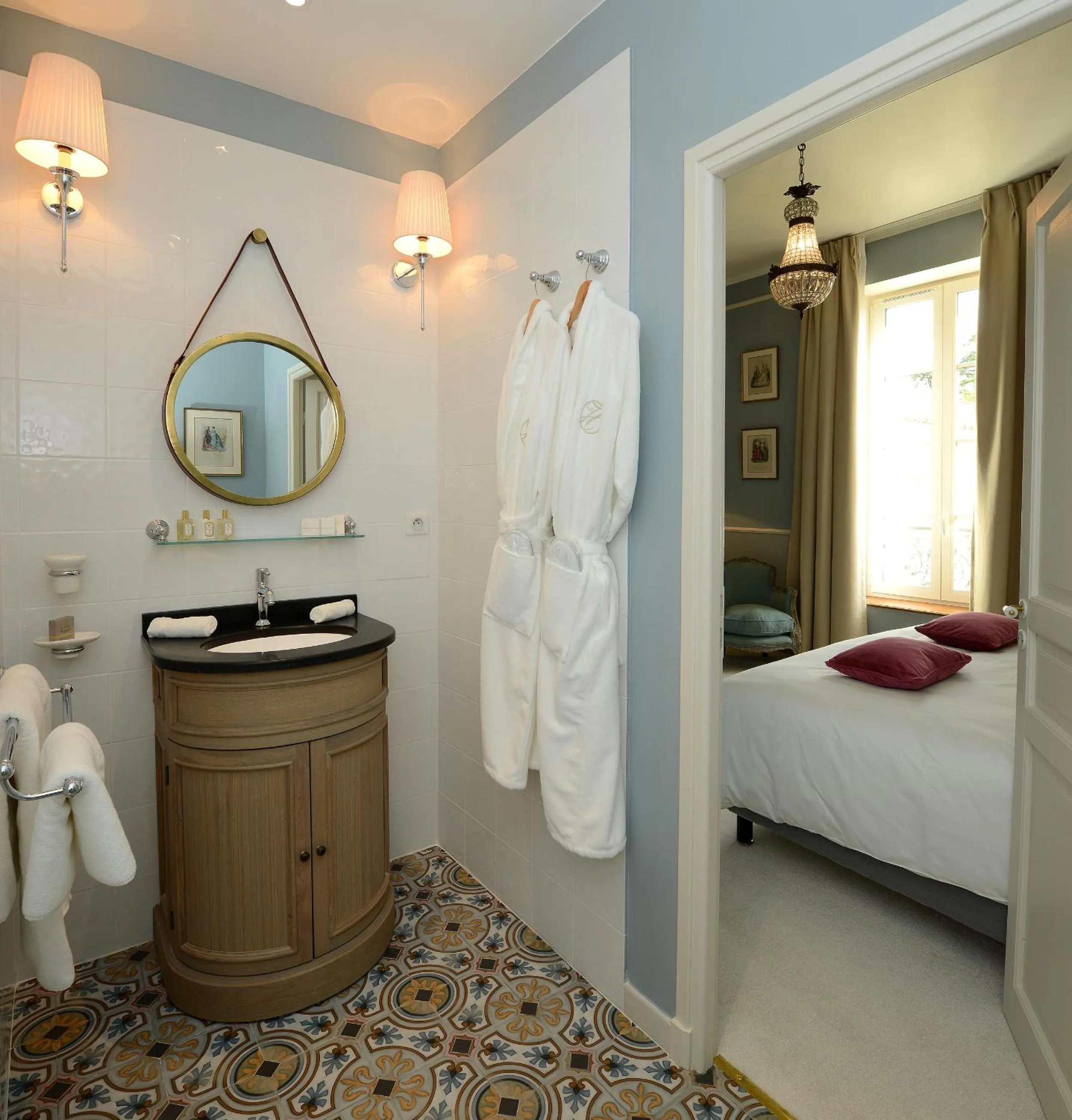 Shower, Bed in Grand Hôtel Henri - Teritoria