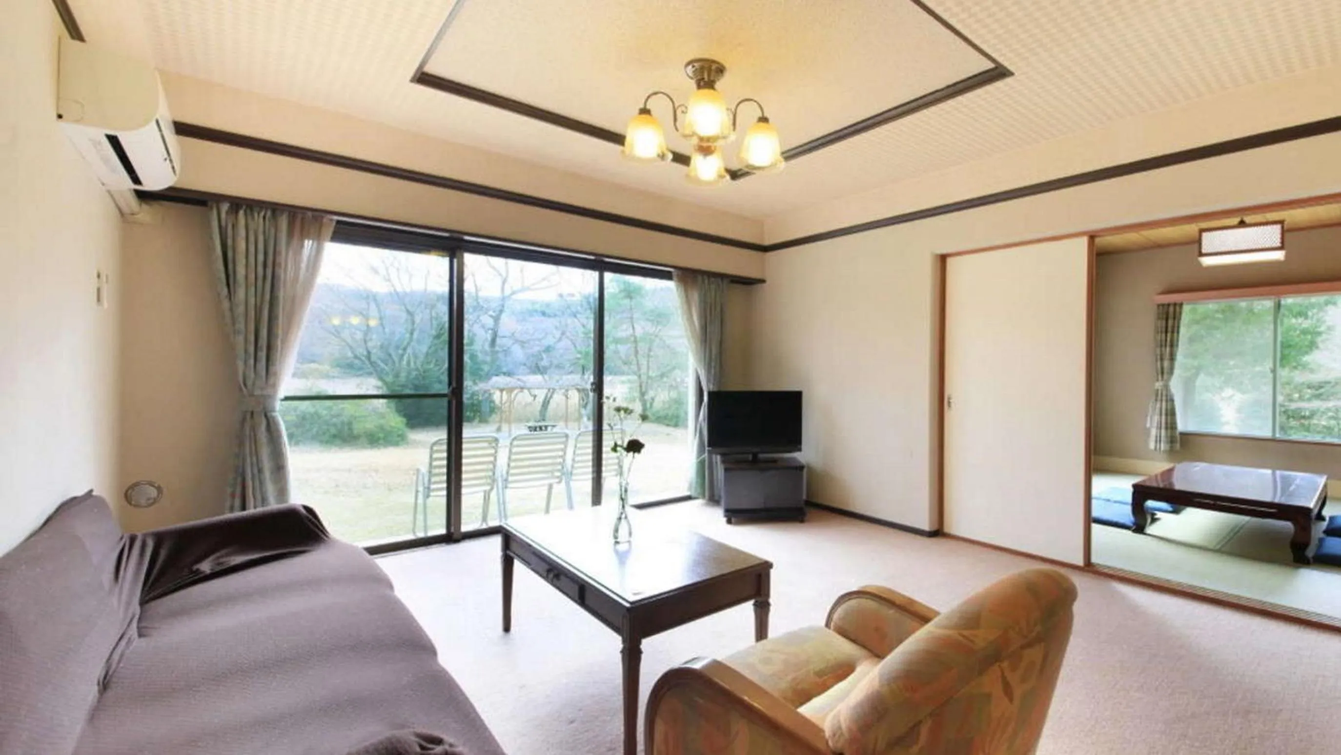 Photo of the whole room in Izu Ippeki Lake Lakeside Terrace