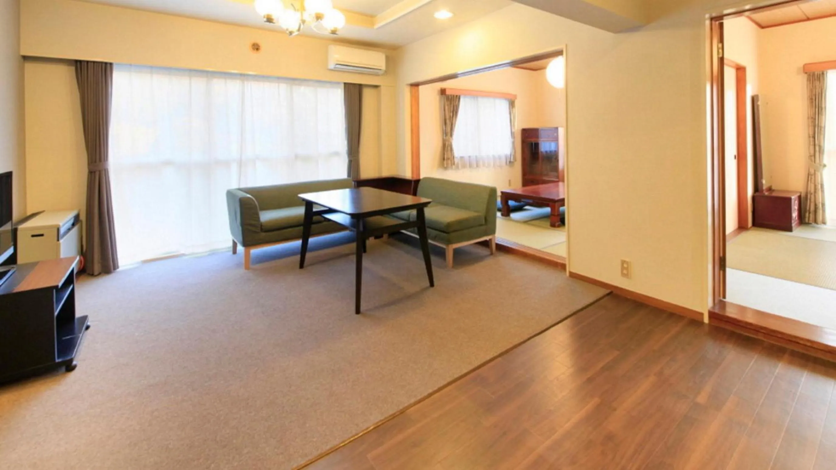 Photo of the whole room in Izu Ippeki Lake Lakeside Terrace