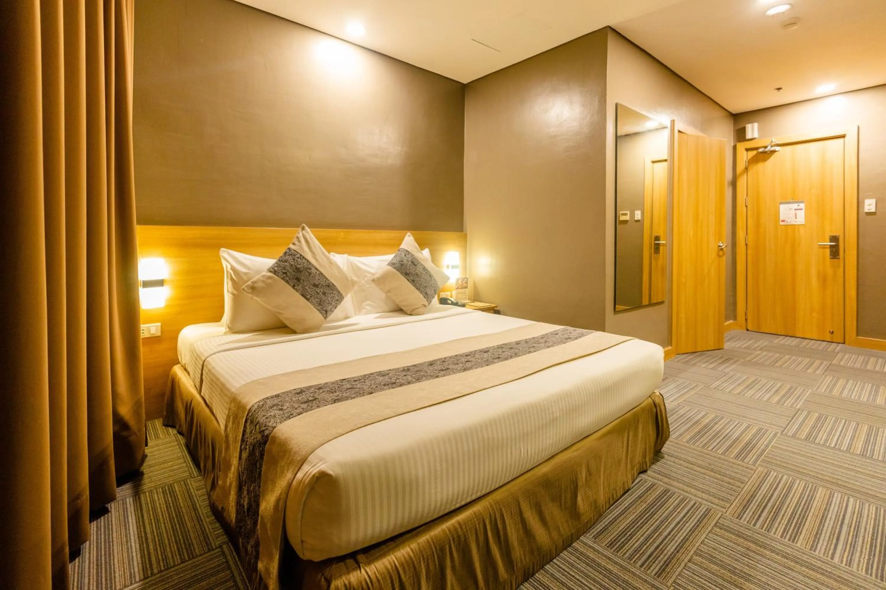 Bedroom, Bed in Madison 101 Hotel + Tower