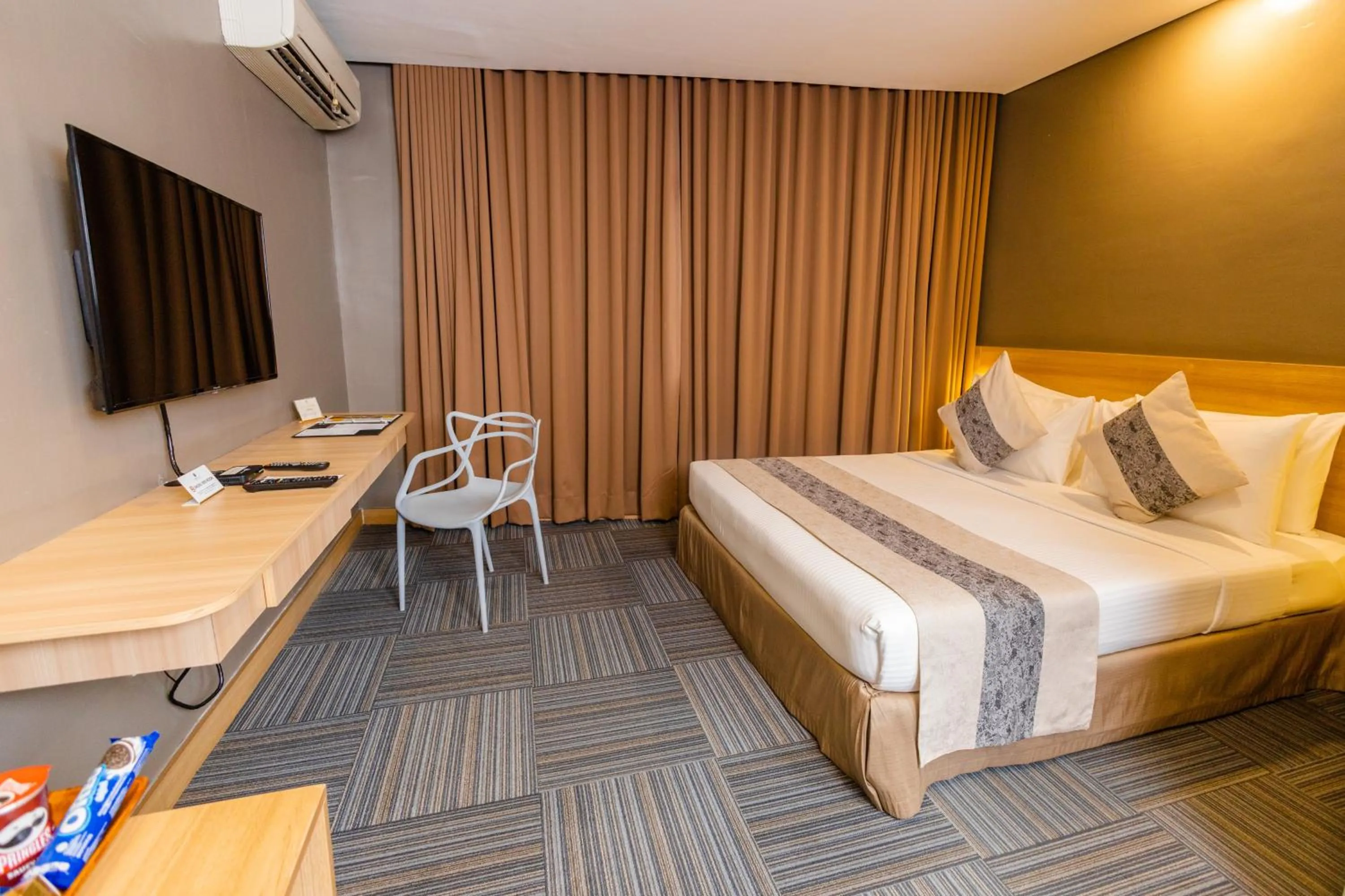 Bedroom, Bed in Madison 101 Hotel + Tower