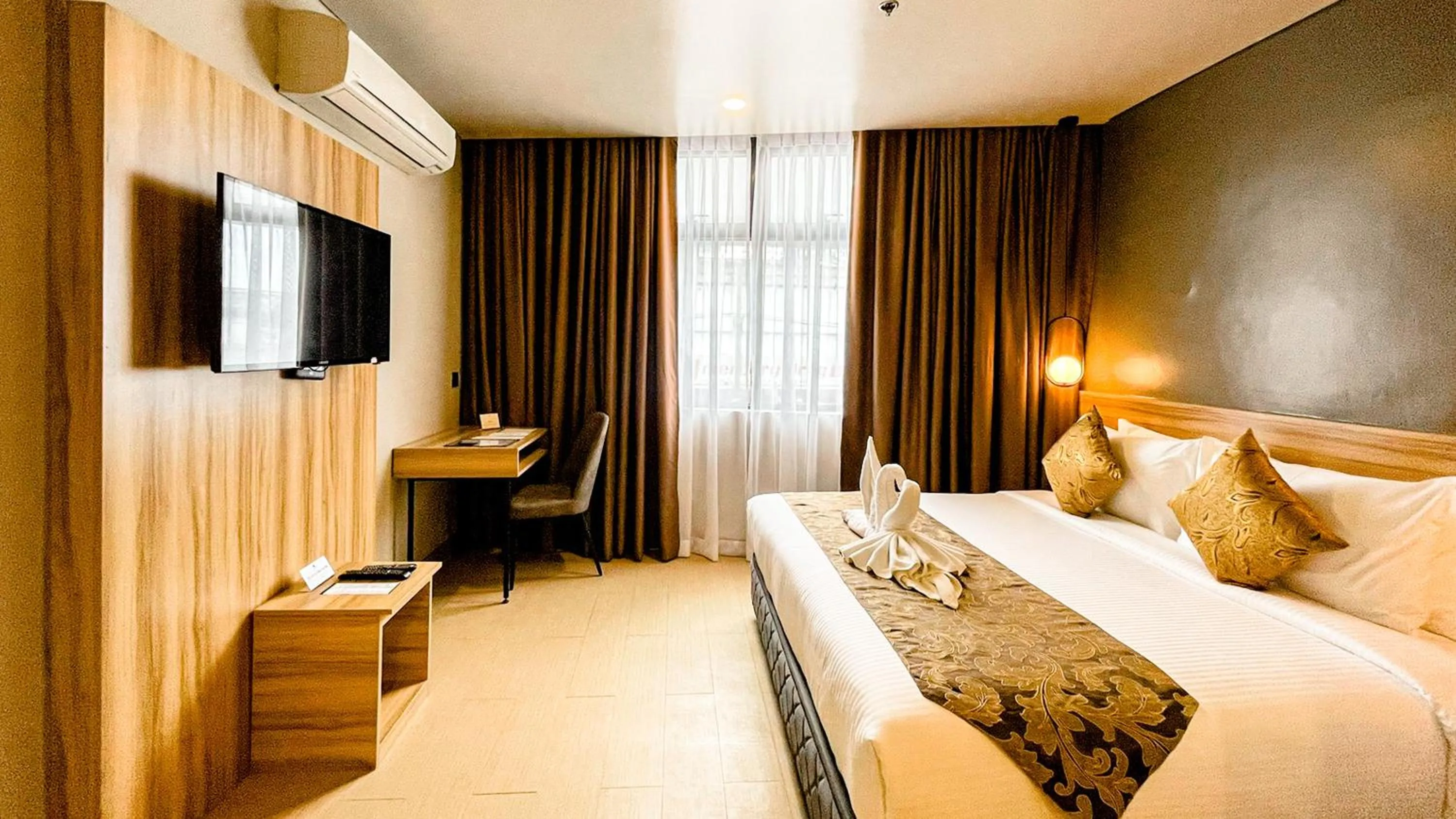 Bedroom, Bed in Madison 101 Hotel + Tower