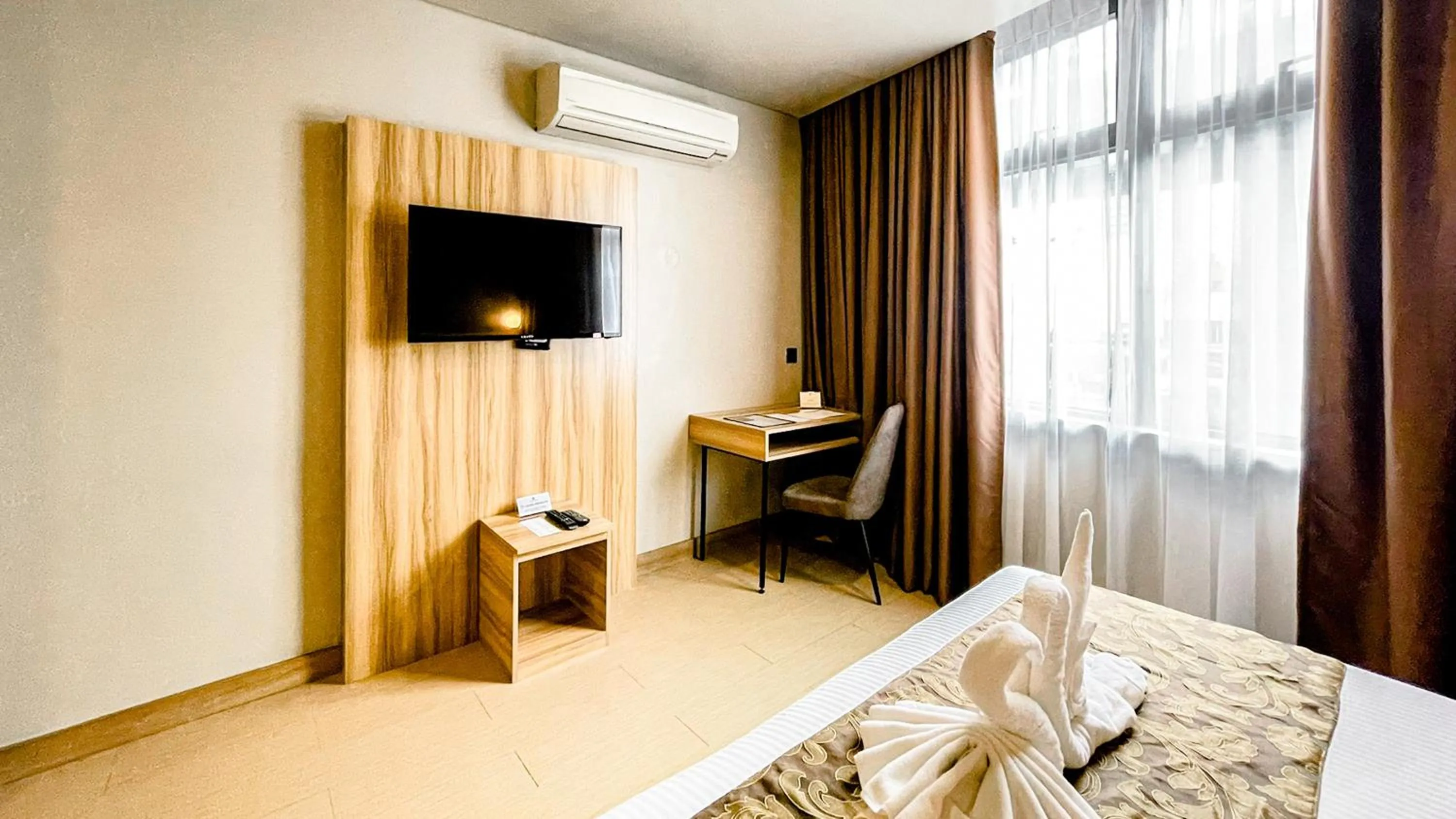 Living room, Bed in Madison 101 Hotel + Tower