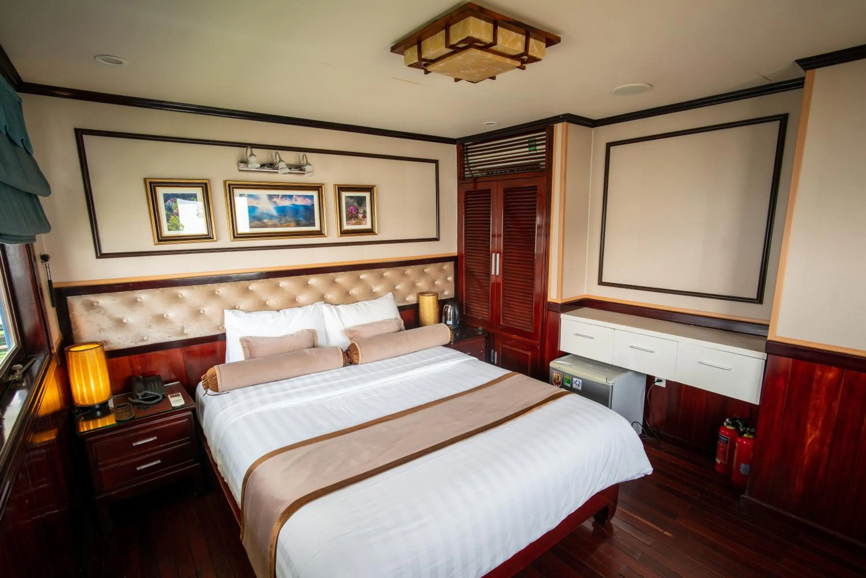 Bedroom, Bed in Swan Cruises Halong