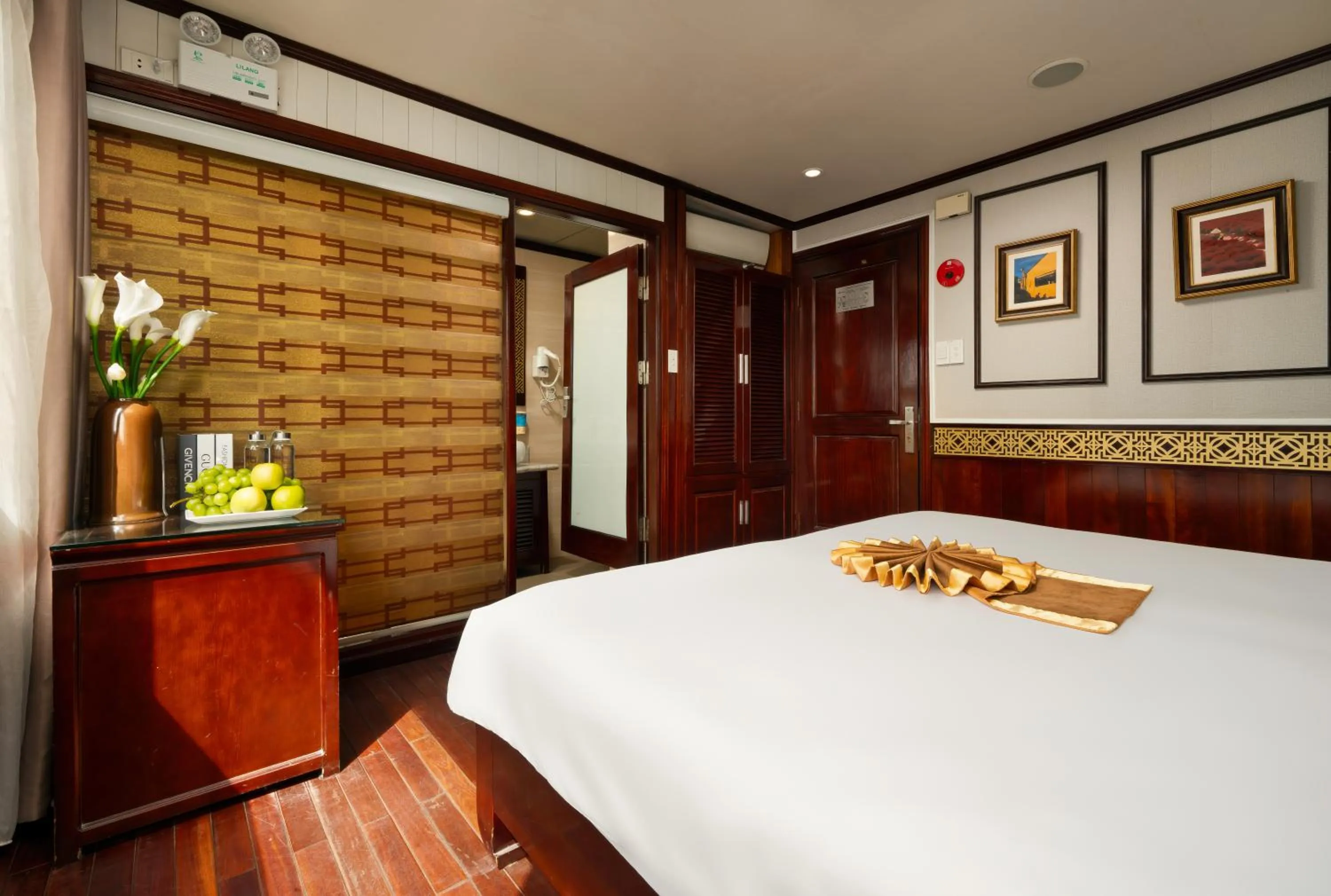 Photo of the whole room, Bed in Swan Cruises Halong