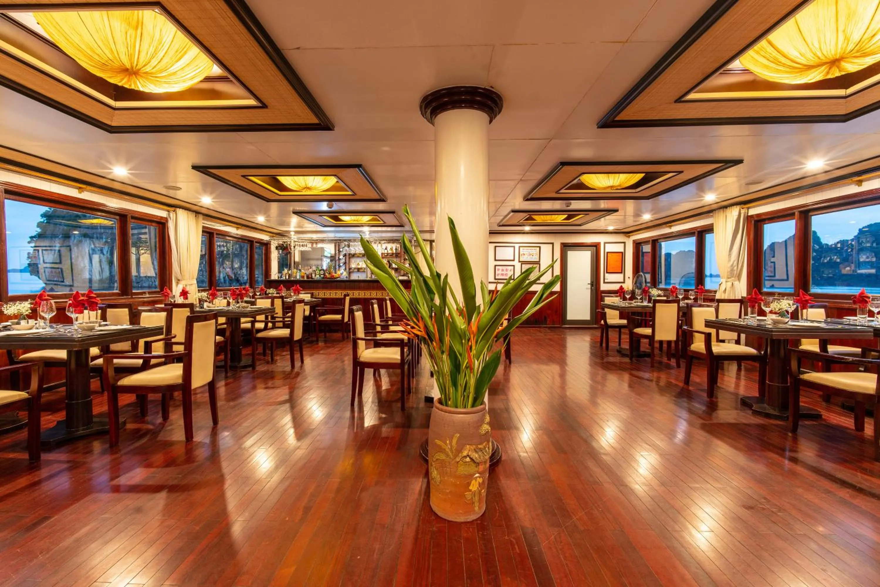 Restaurant/places to eat in Swan Cruises Halong