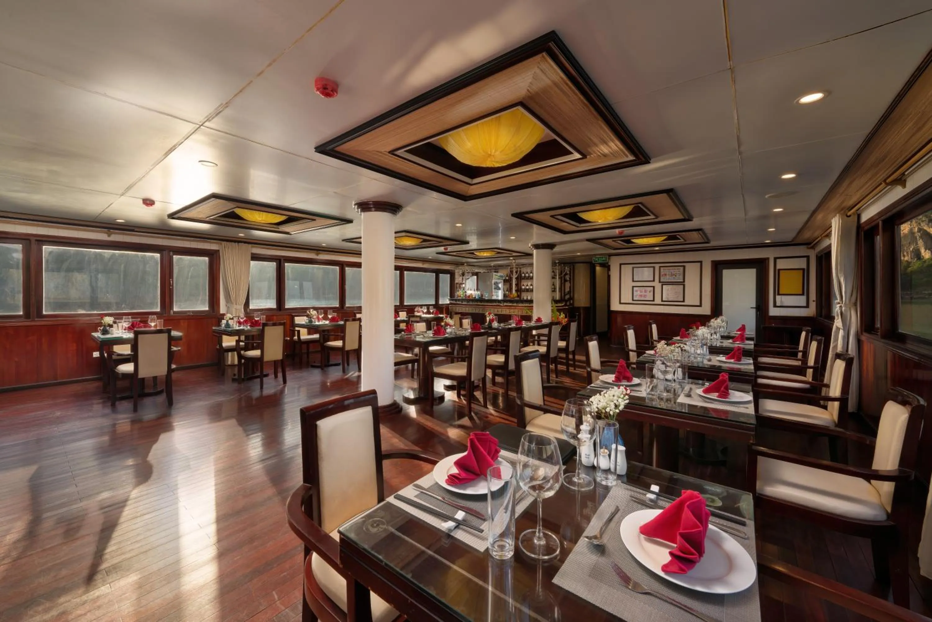 Restaurant/places to eat in Swan Cruises Halong