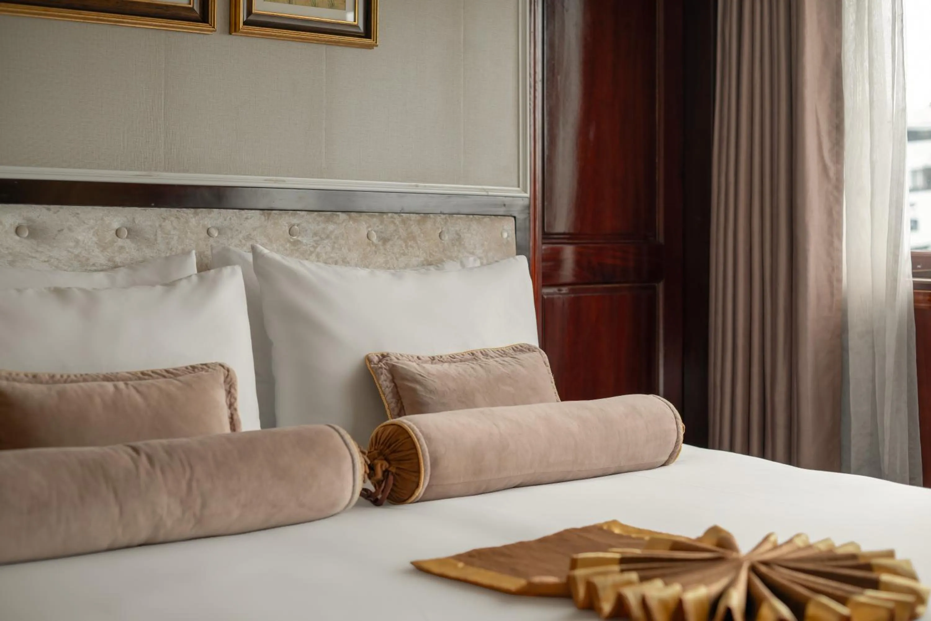 Bed in Swan Cruises Halong