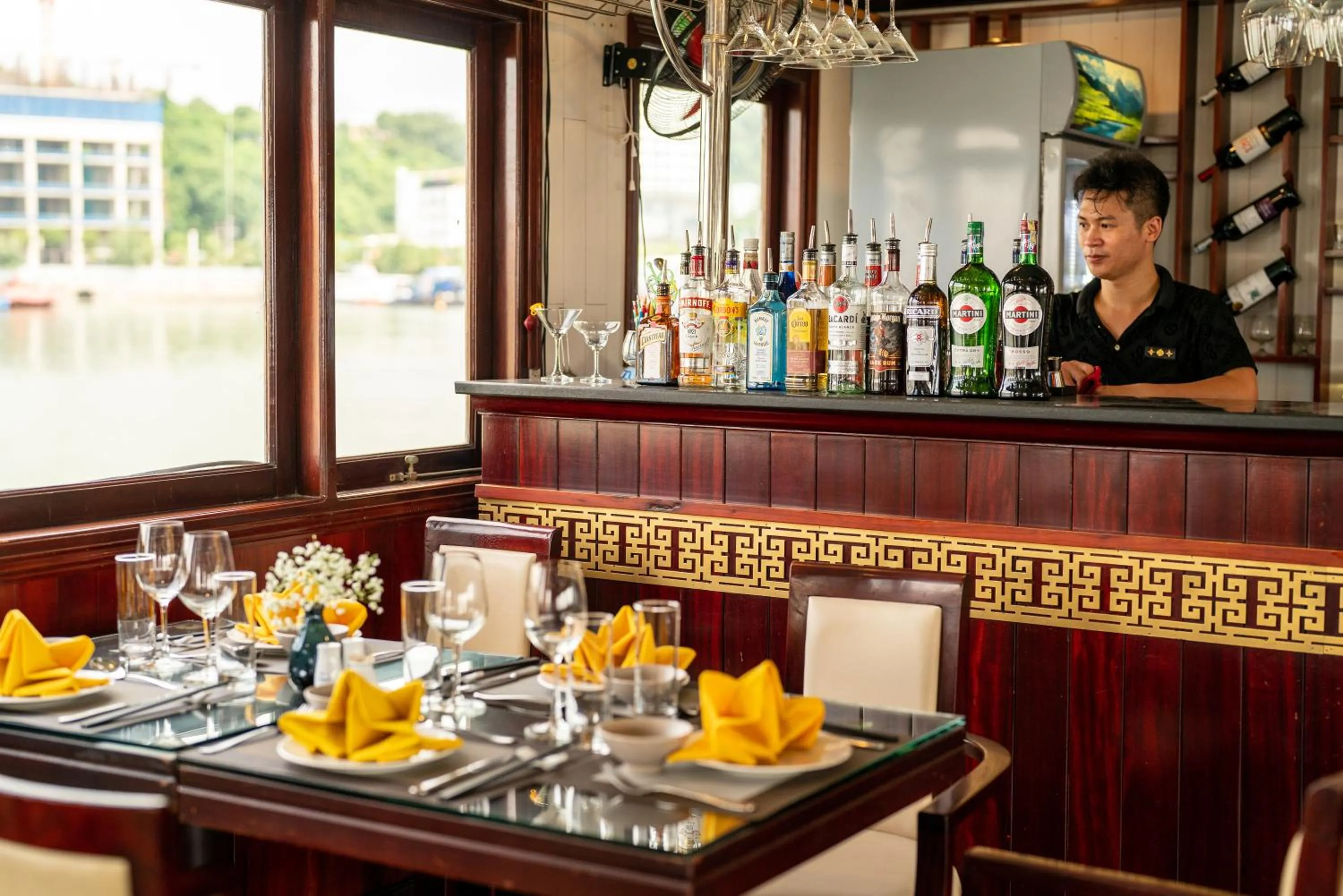 Restaurant/places to eat in Swan Cruises Halong