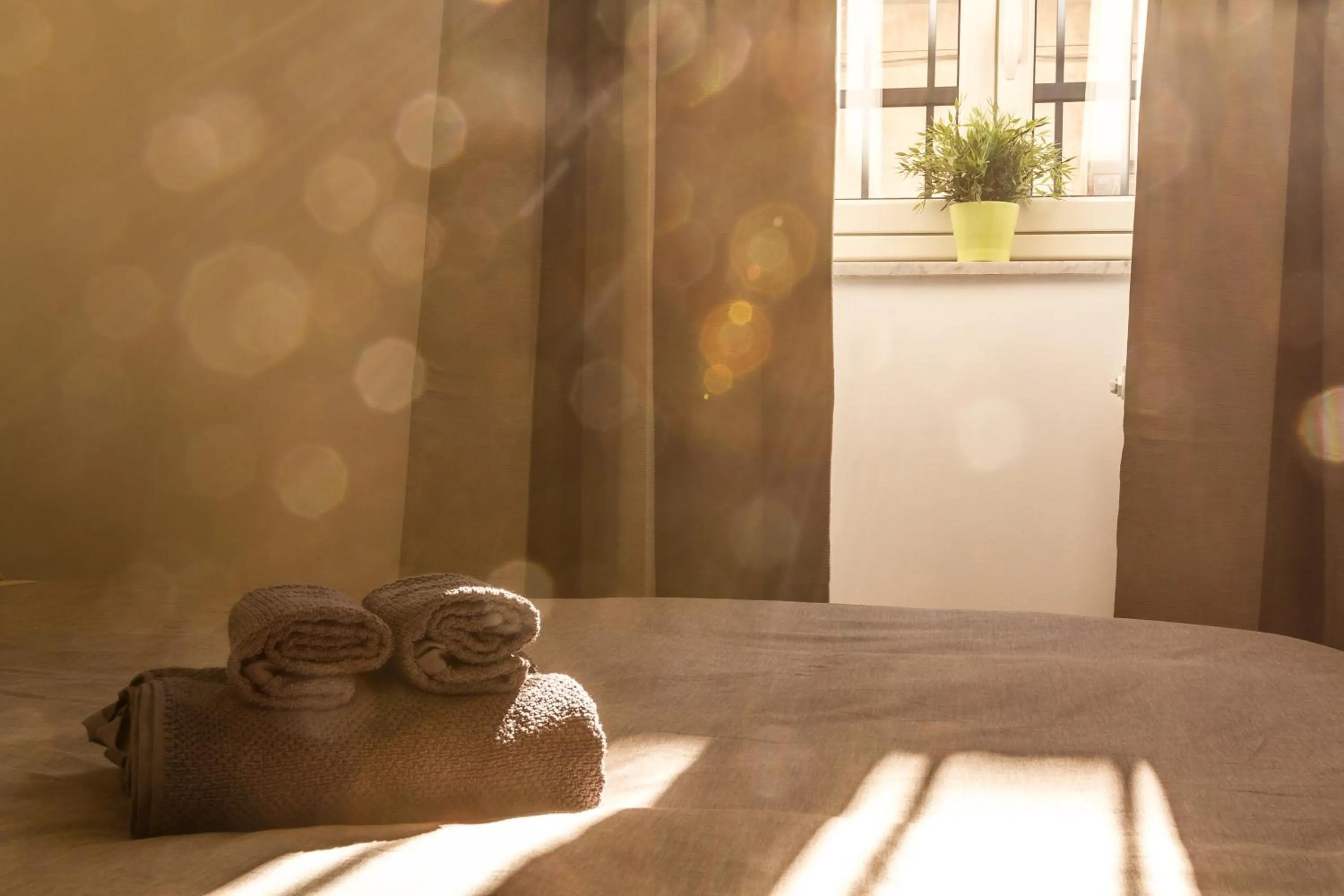 Street view, Bed in Romano Rooms