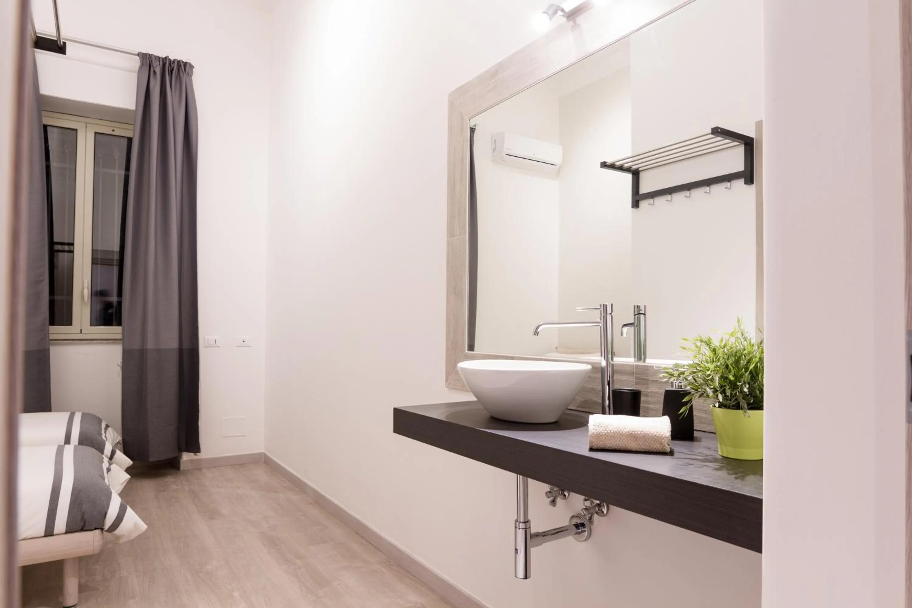 Photo of the whole room in Romano Rooms