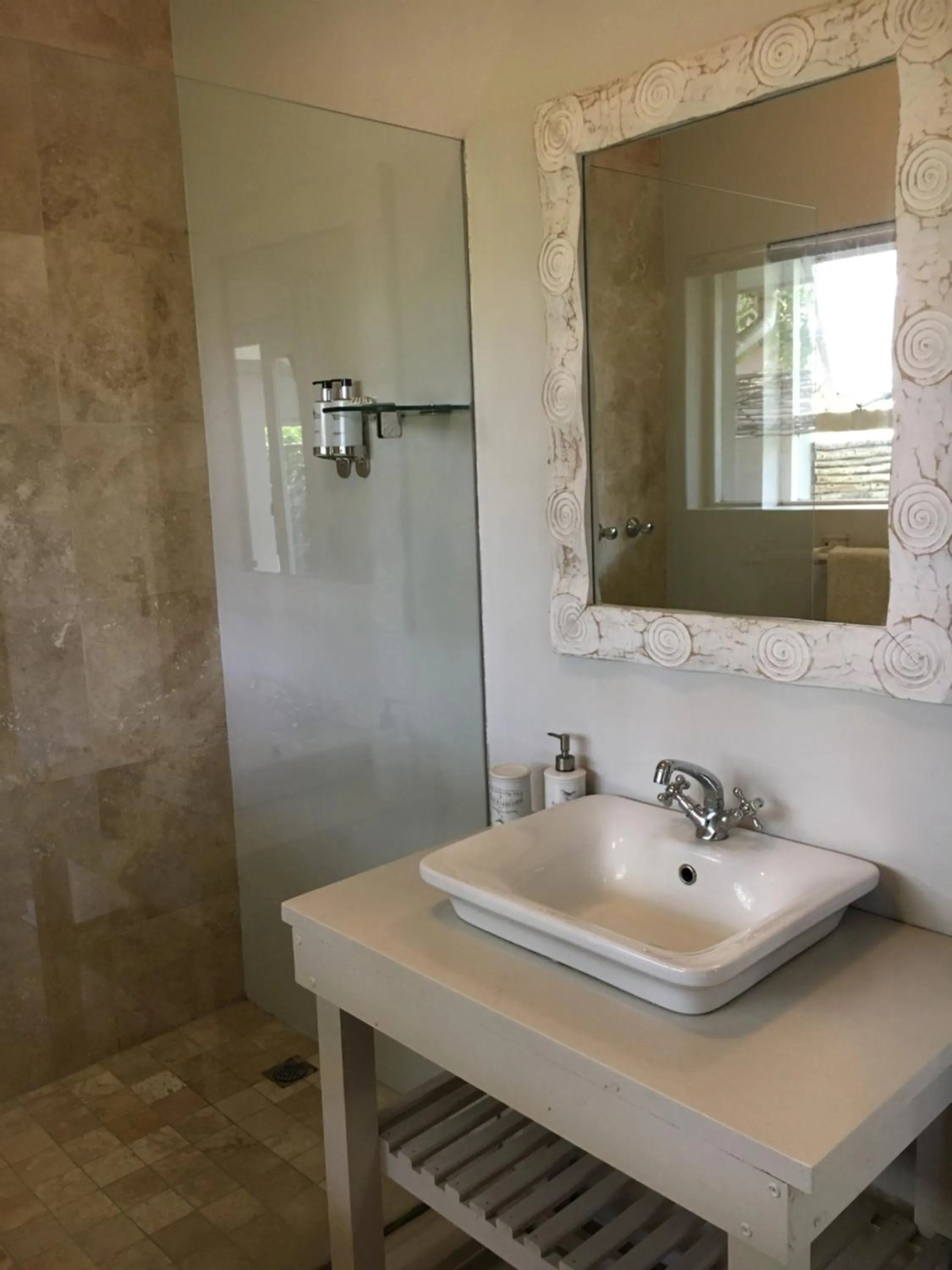 Bathroom in Pollock's B&B