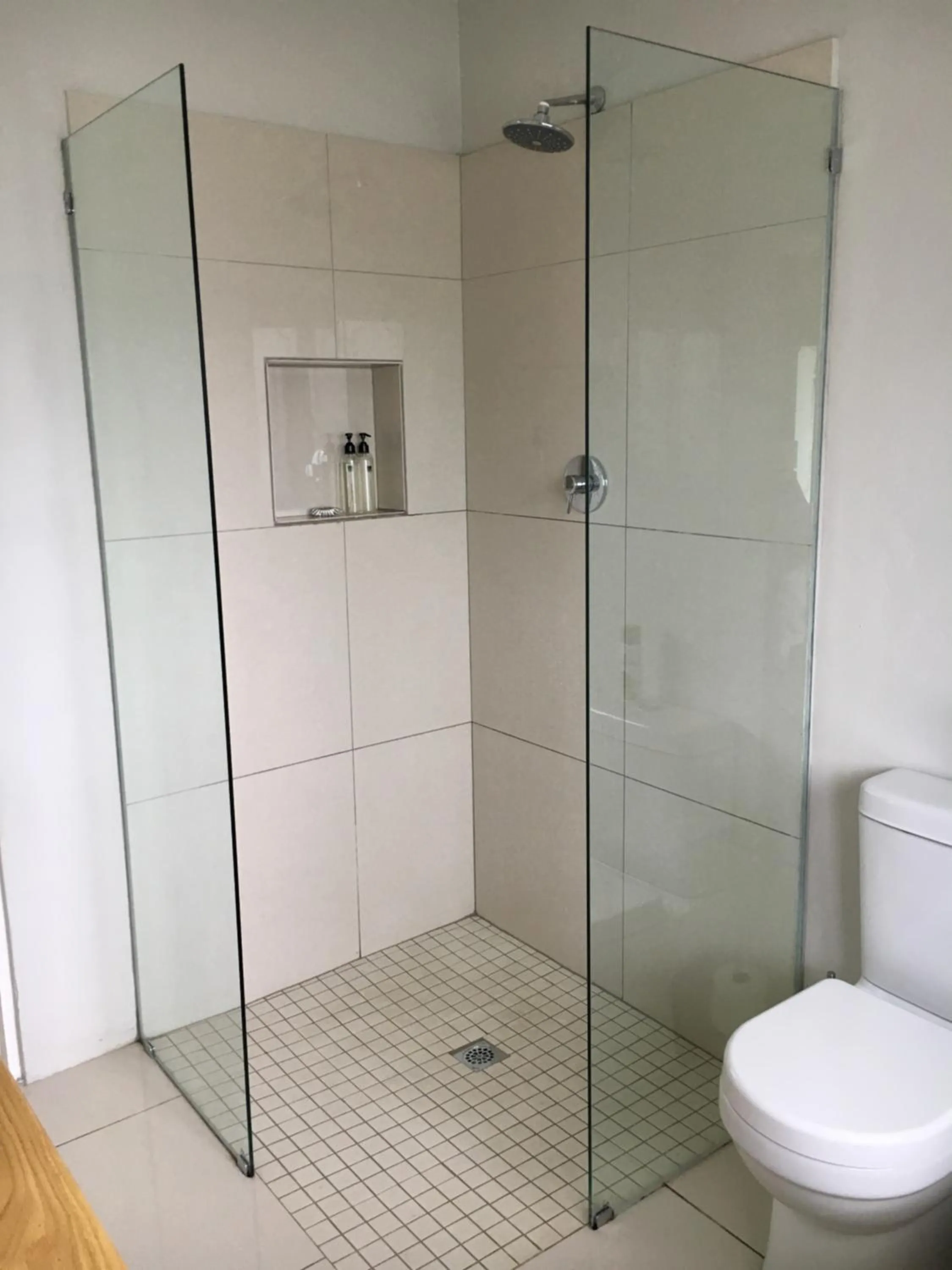 Shower in Pollock's B&B