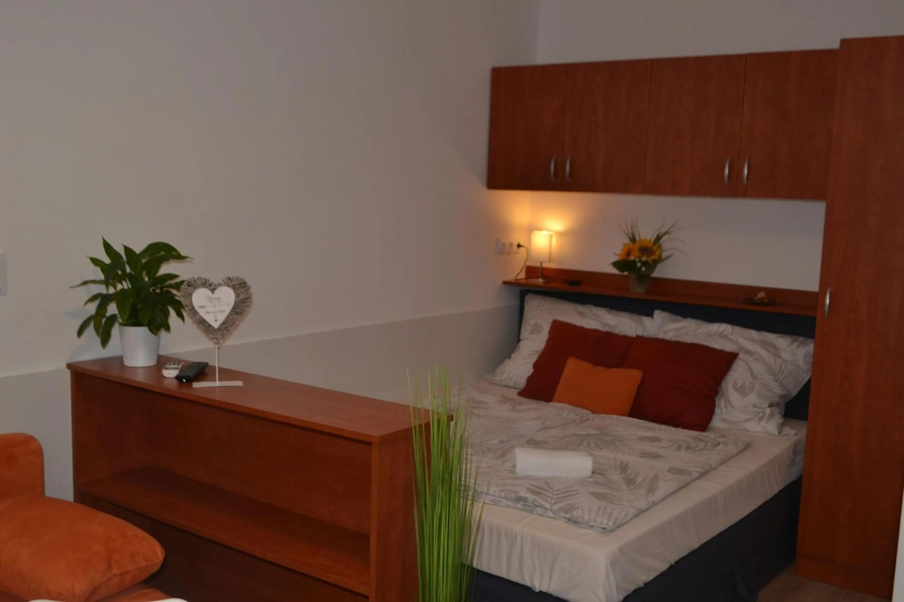Bedroom, Bed in Arapartman