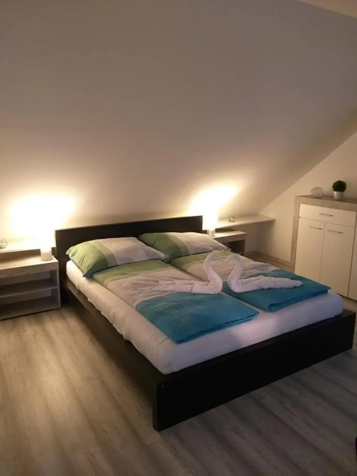 Bedroom, Bed in Arapartman