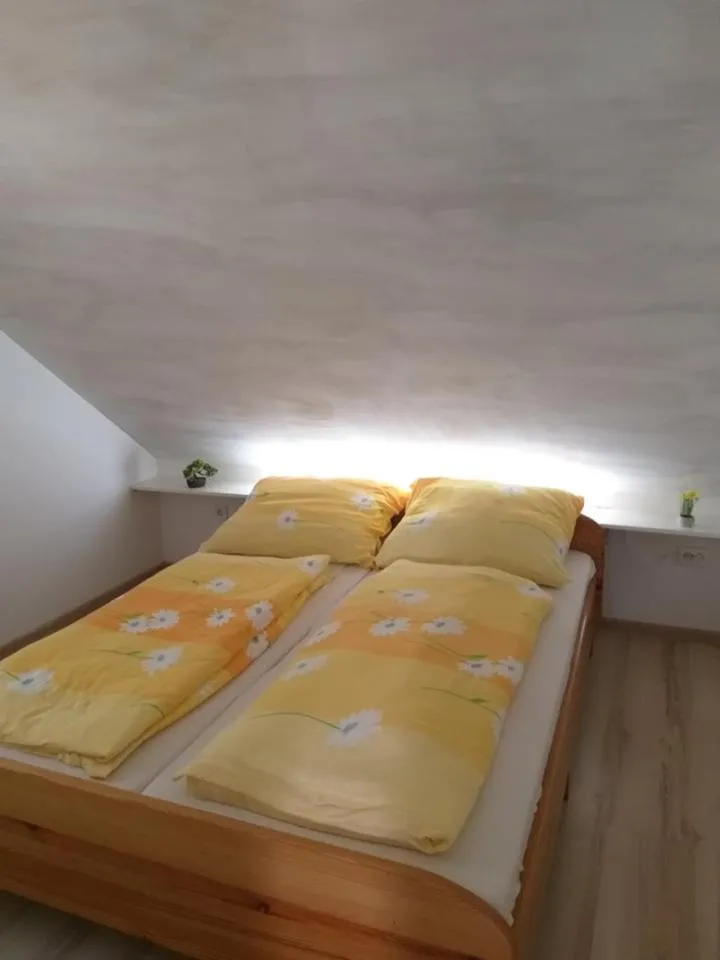 Bedroom, Bed in Arapartman