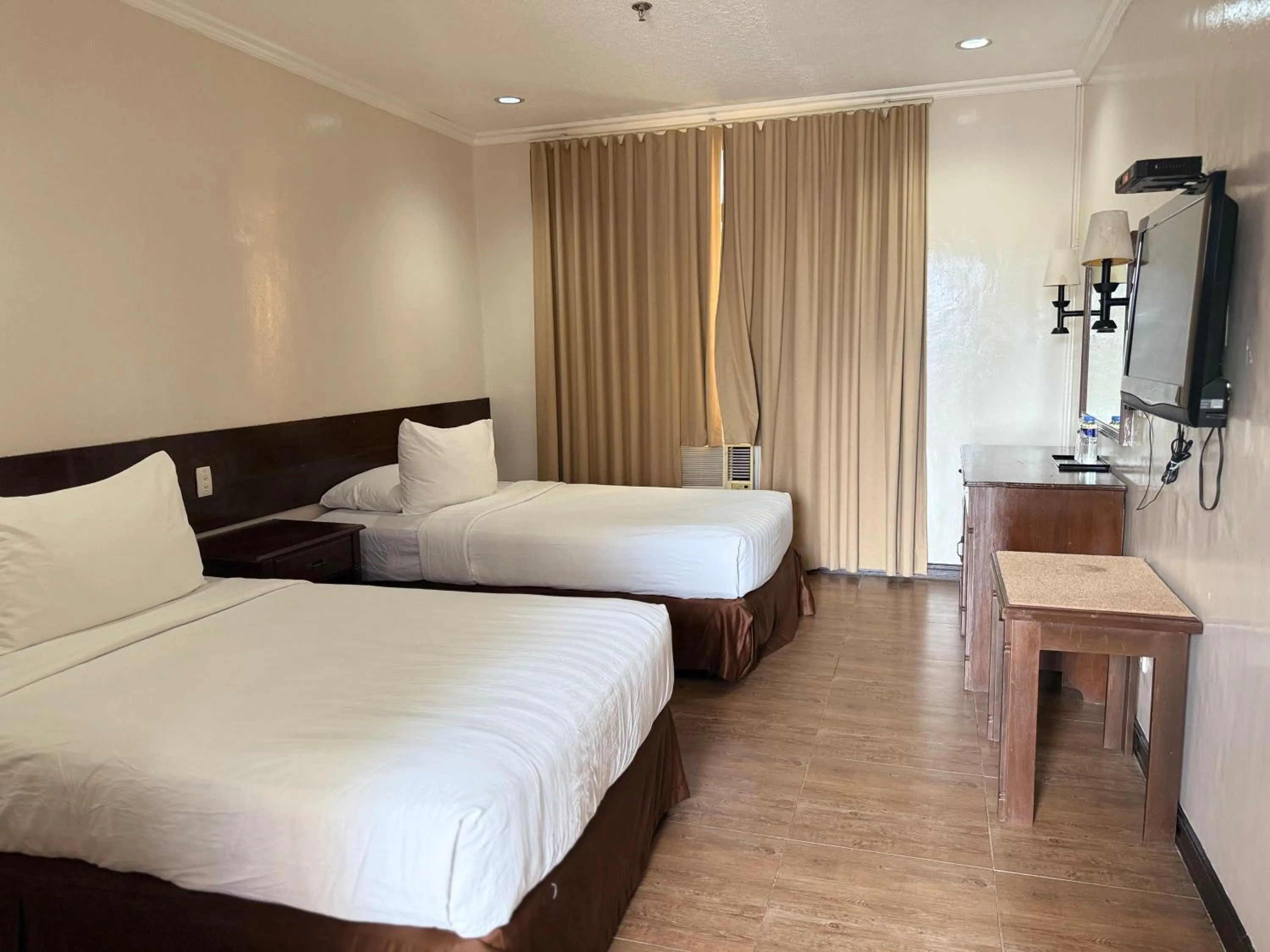 Bed in Dottie's Place Hotel & Restaurant