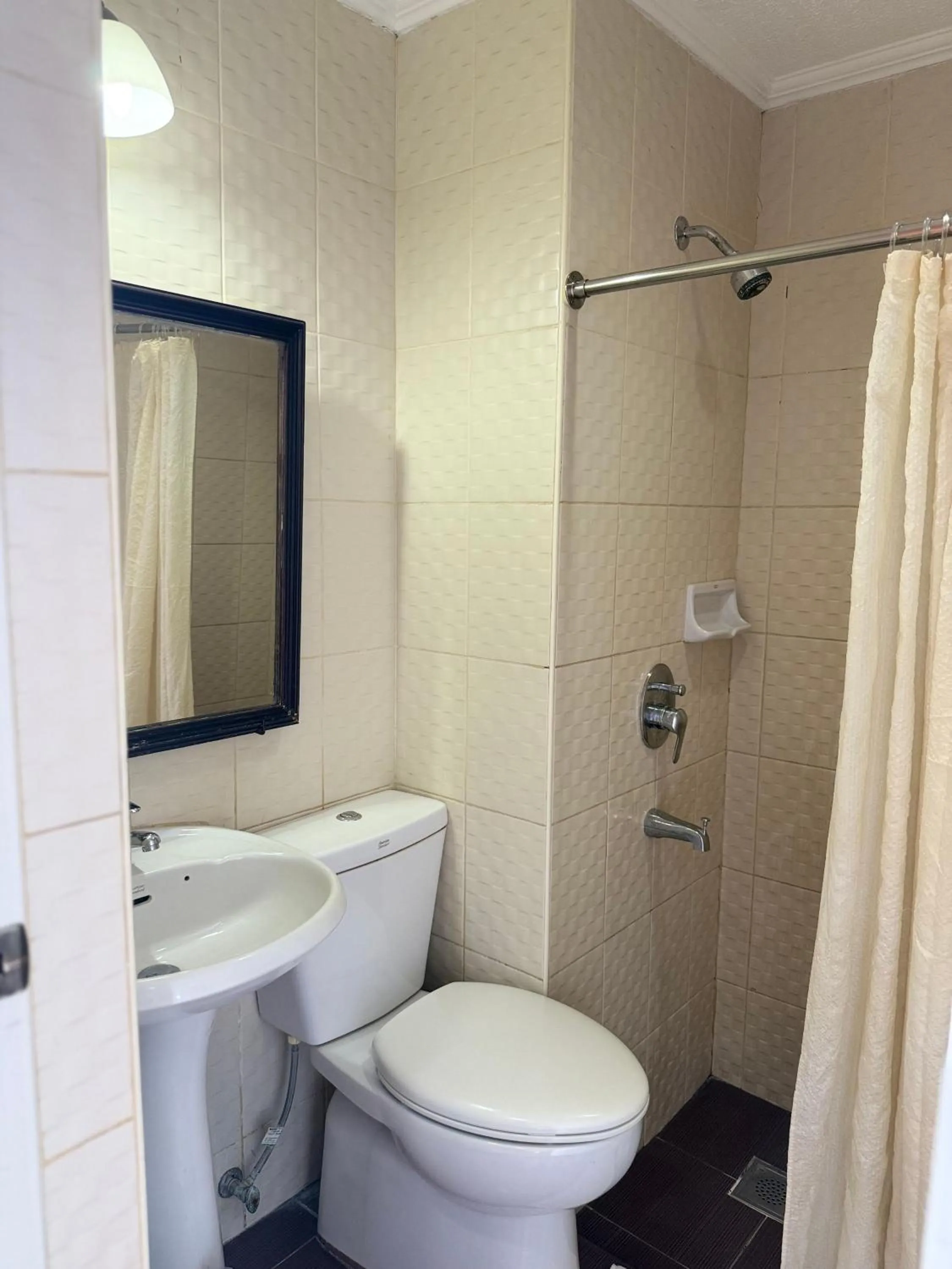 Dottie's Place Hotel & Restaurant