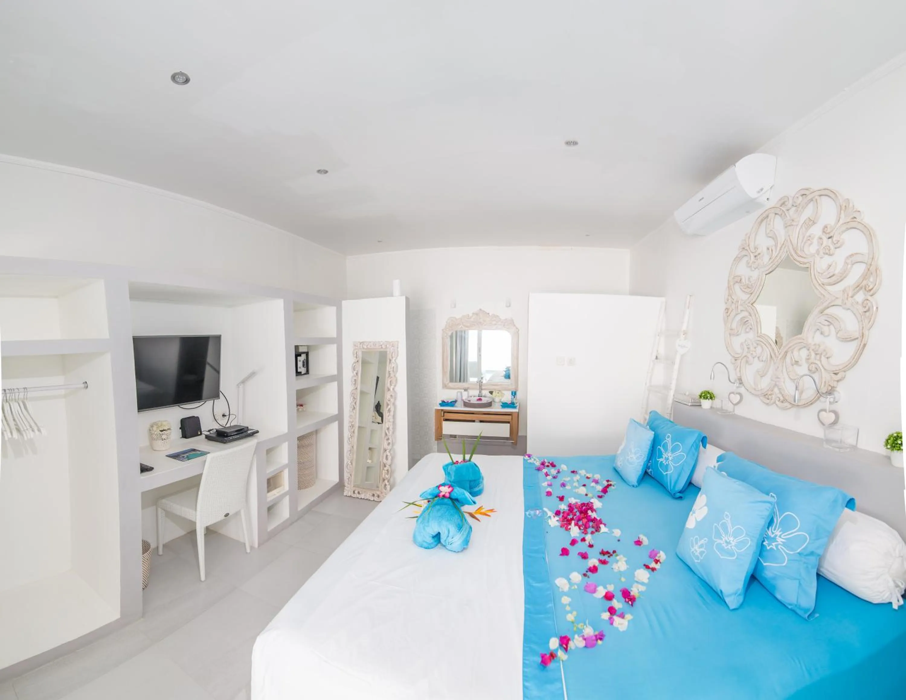 Photo of the whole room, Bed in Villa Gili Bali Beach