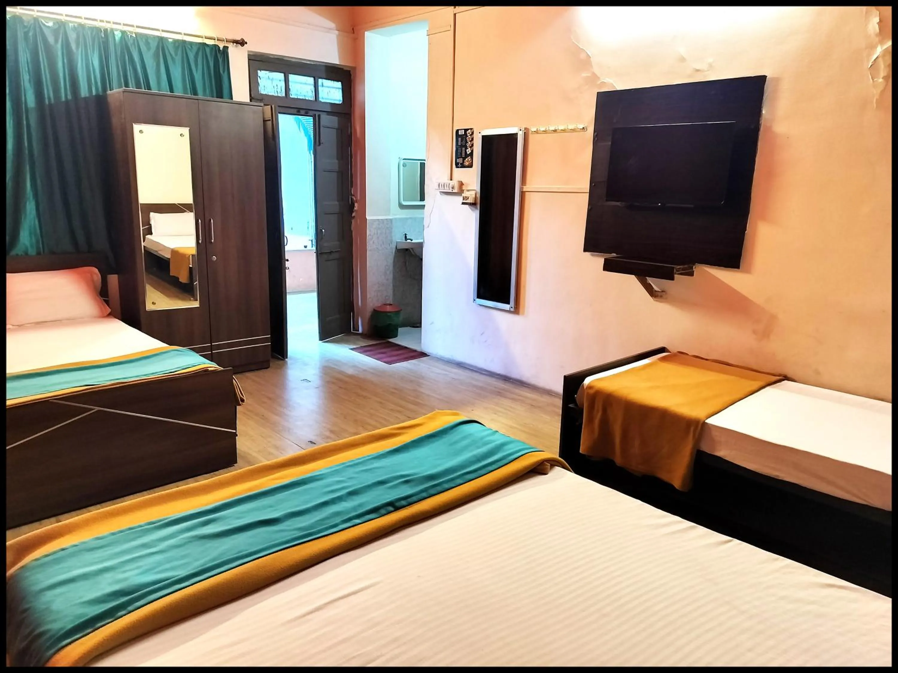 Bed in 6 CR Hotel Natraj RAILWAY STATION