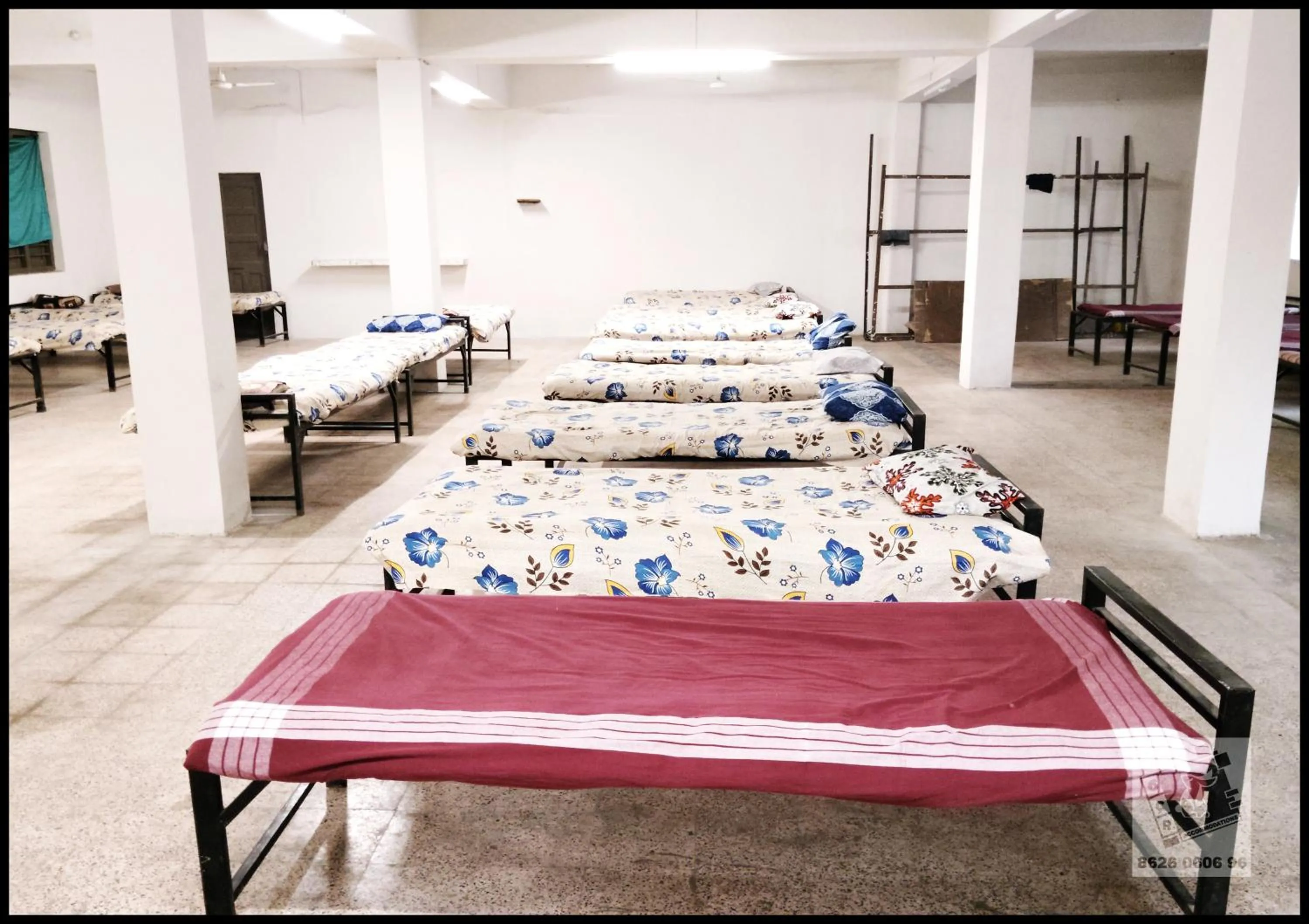 View (from property/room), Bed in 6 CR Hotel Natraj RAILWAY STATION