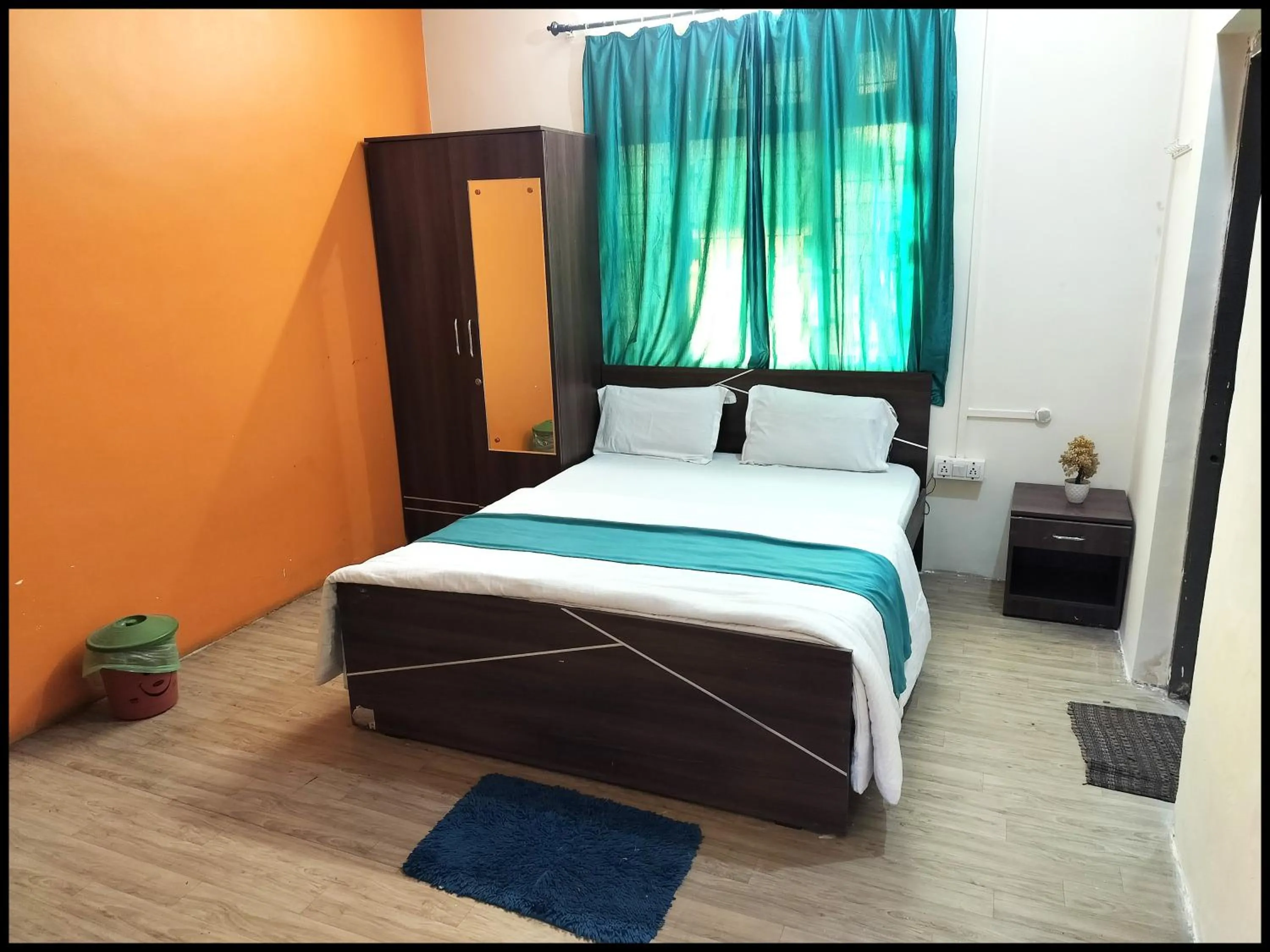 View (from property/room), Bed in 6 CR Hotel Natraj RAILWAY STATION
