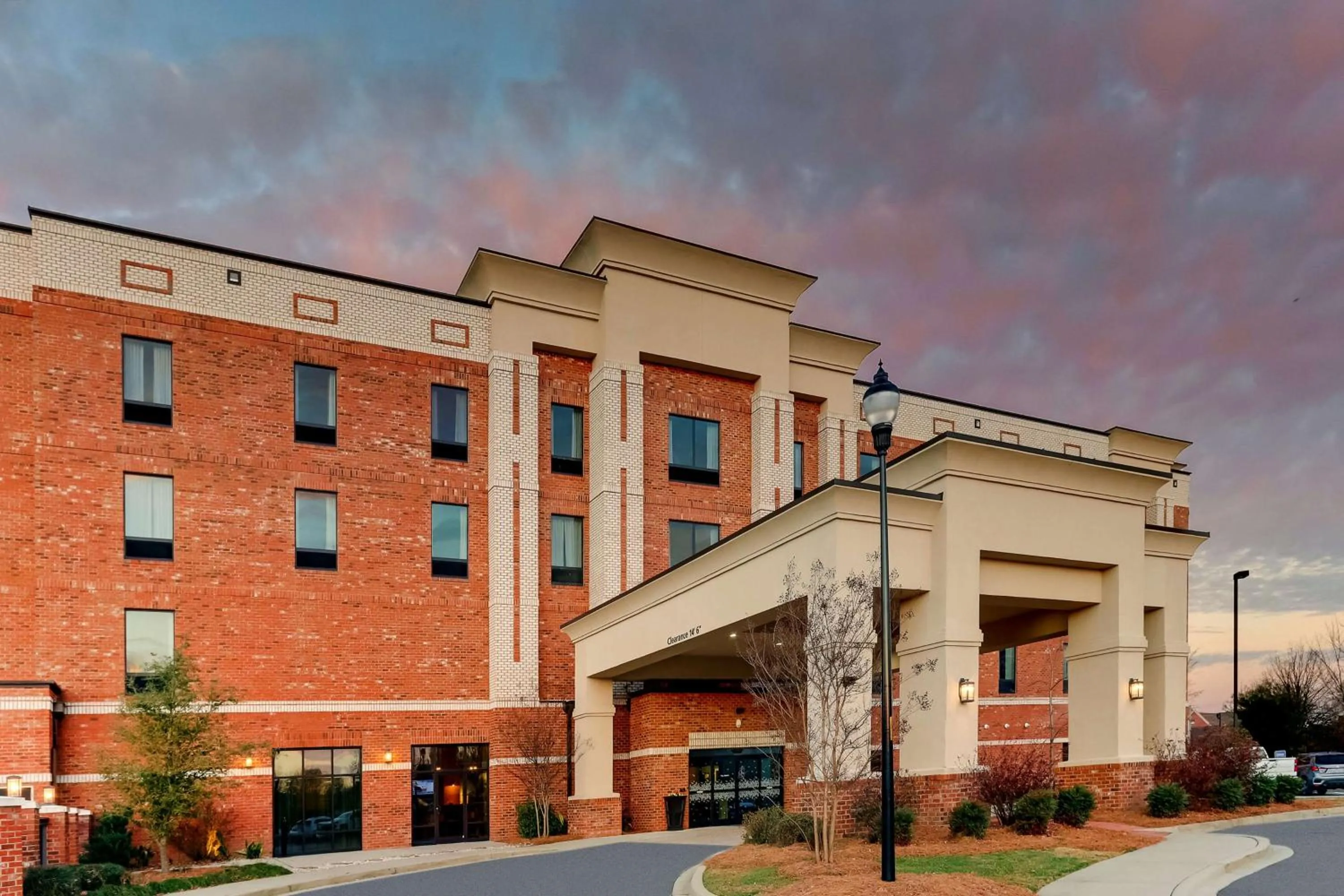 Property building in Hampton Inn & Suites - Hartsville, SC