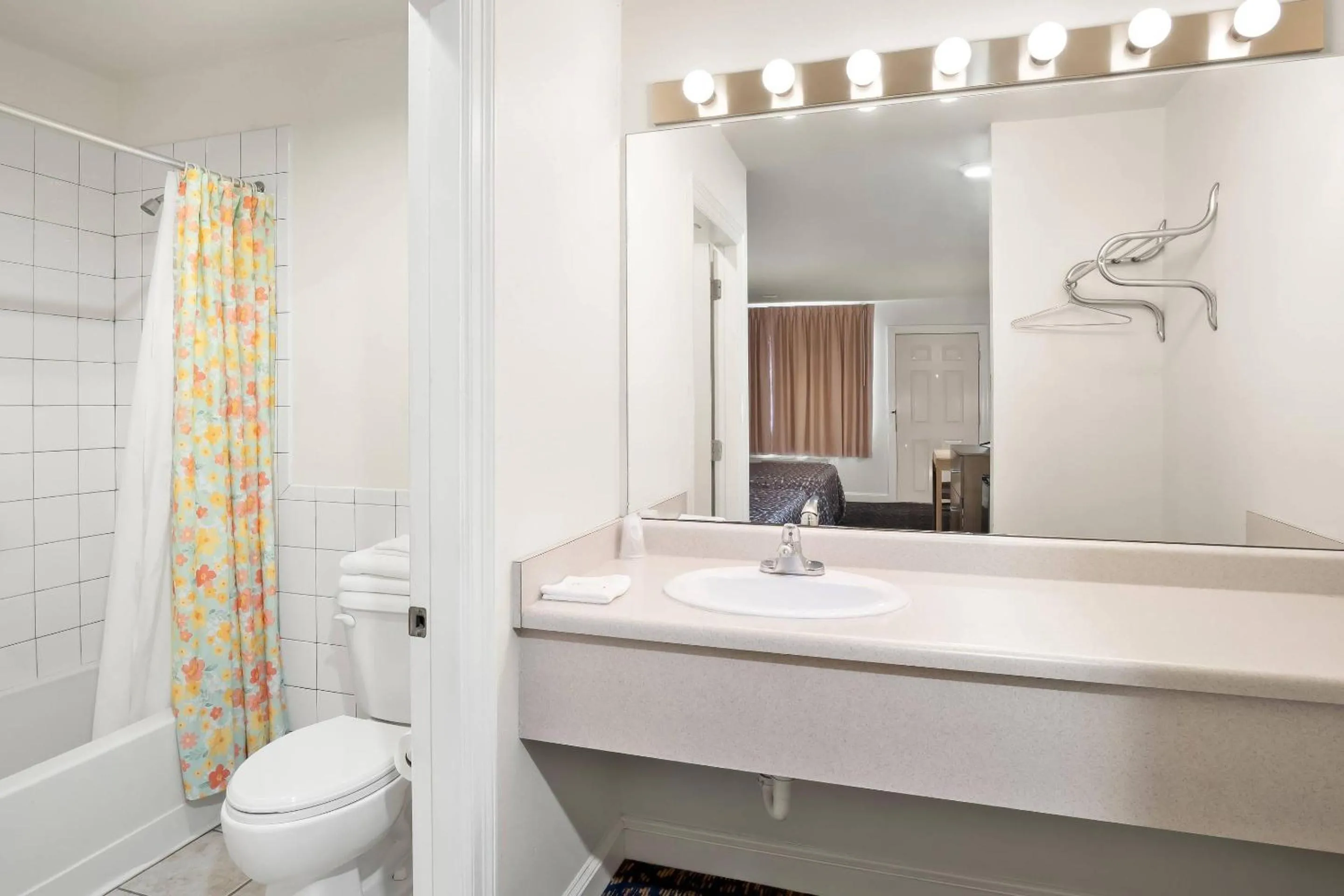 Bedroom in Rodeway Inn Garland Harbor Point