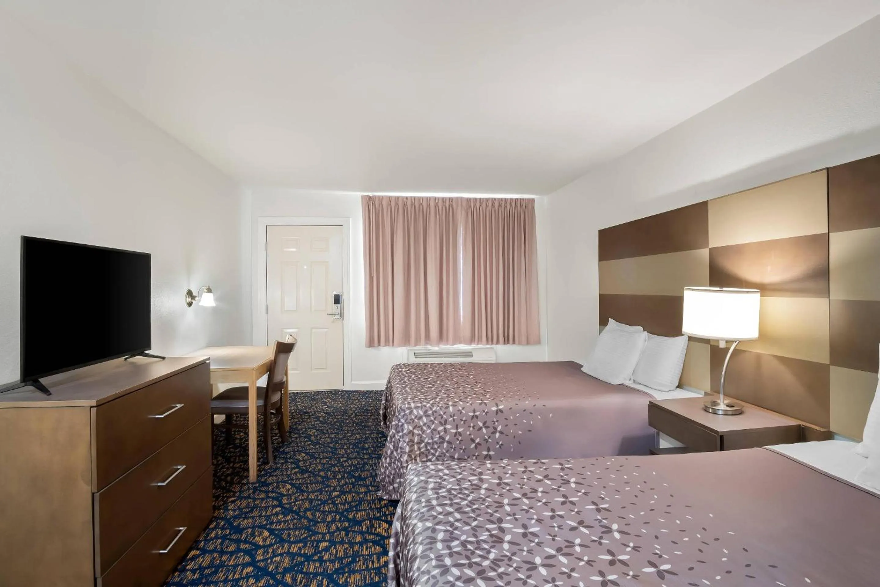 Bedroom in Rodeway Inn Garland Harbor Point