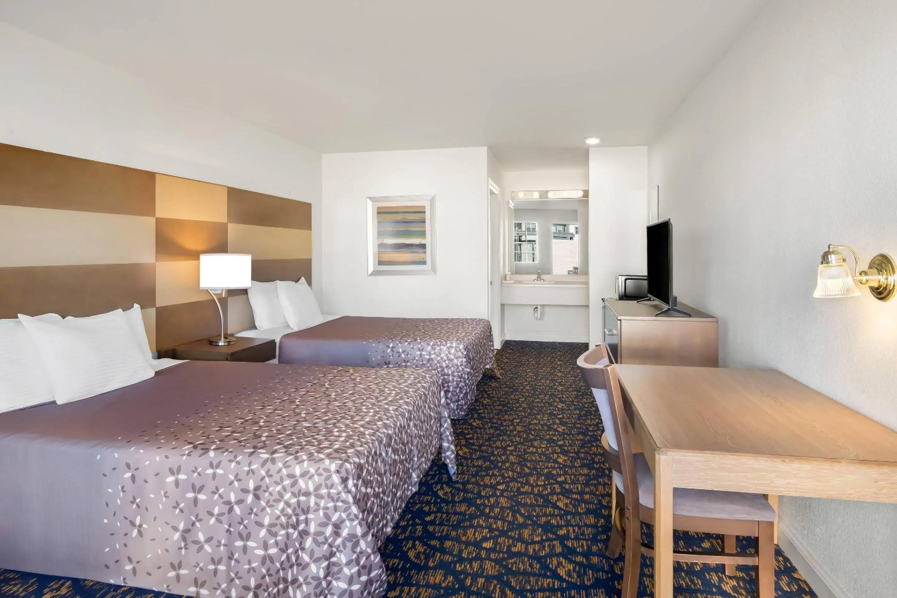 Bedroom in Rodeway Inn Garland Harbor Point