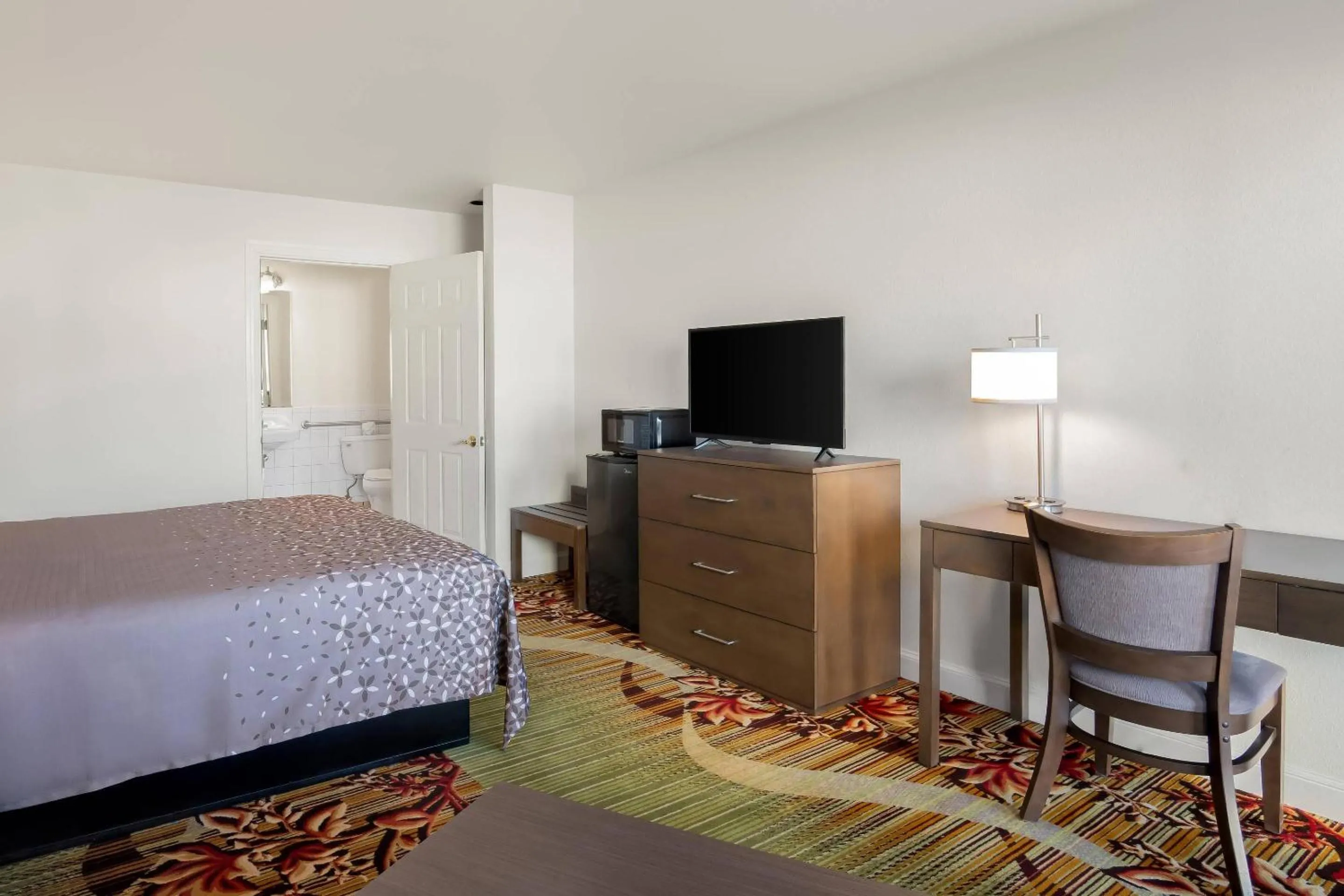 Bedroom in Rodeway Inn Garland Harbor Point