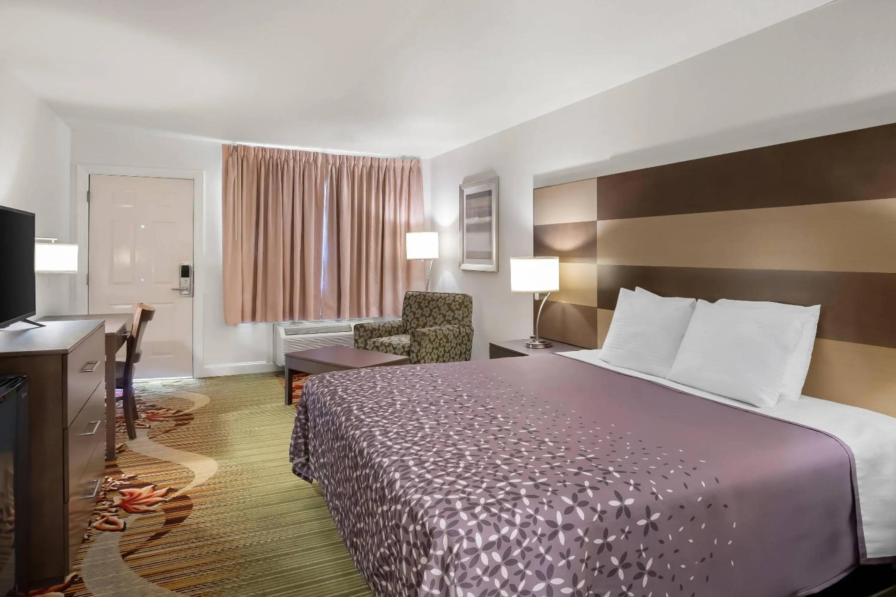 Bedroom in Rodeway Inn Garland Harbor Point