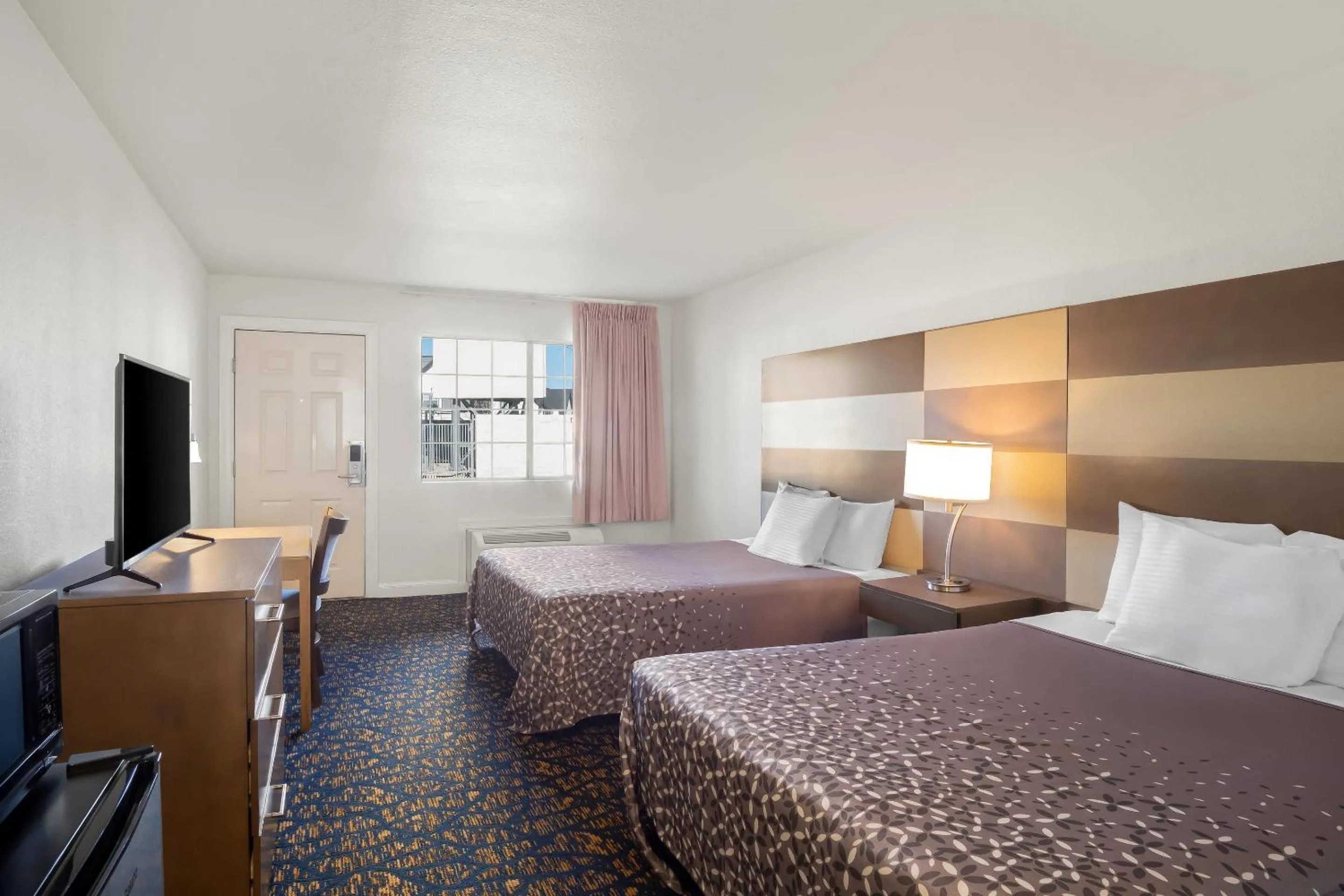 Bedroom in Rodeway Inn Garland Harbor Point