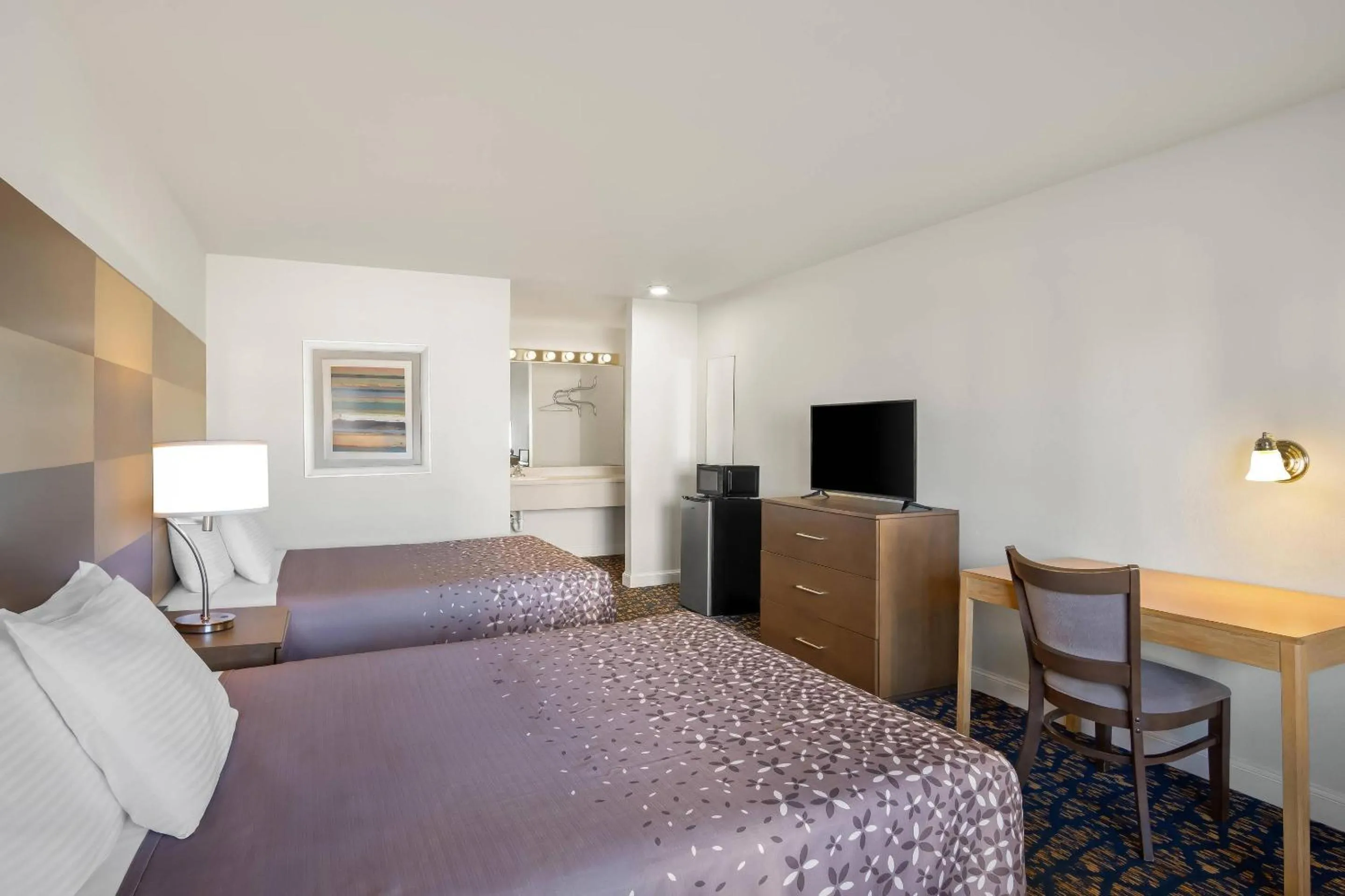 Bedroom in Rodeway Inn Garland Harbor Point