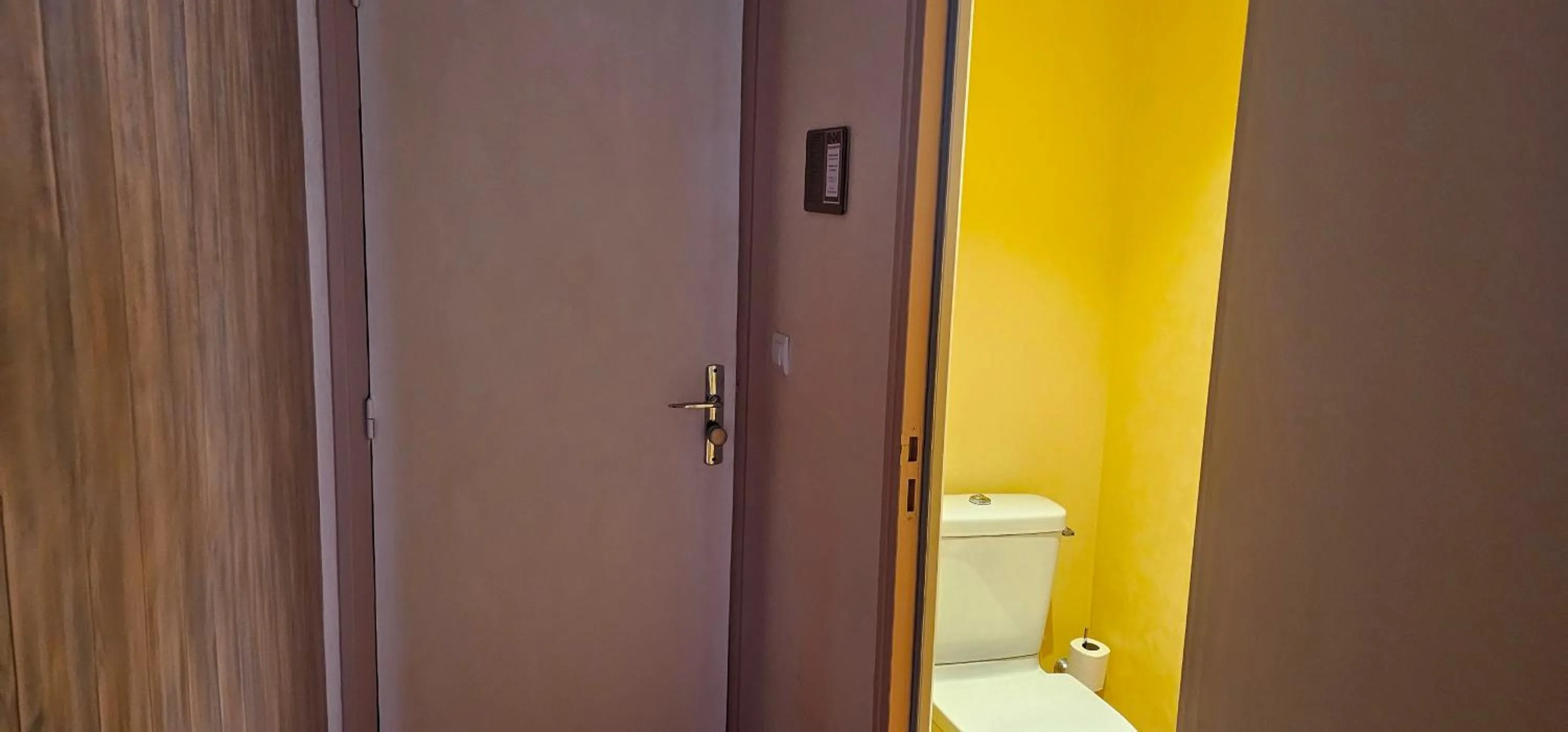 Toilet in Logis Hôtel Saint-Hubert