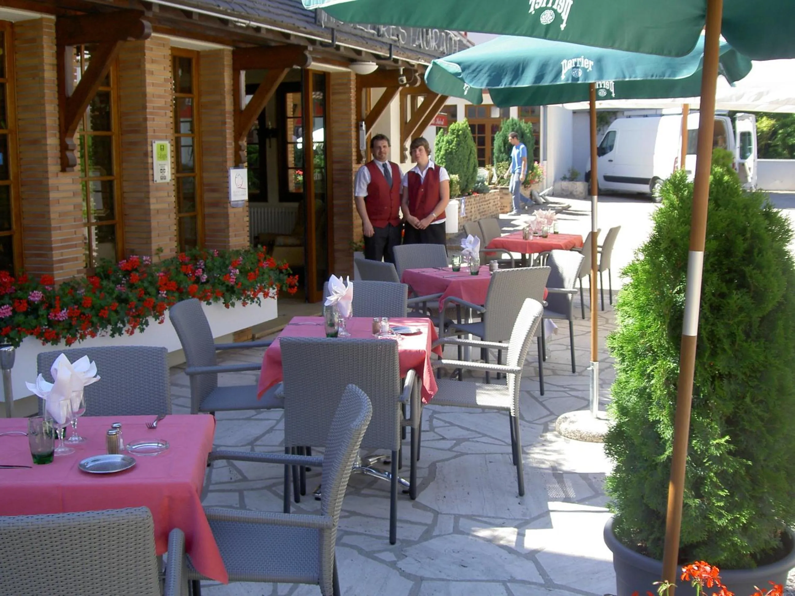 Patio in Logis Hôtel Saint-Hubert