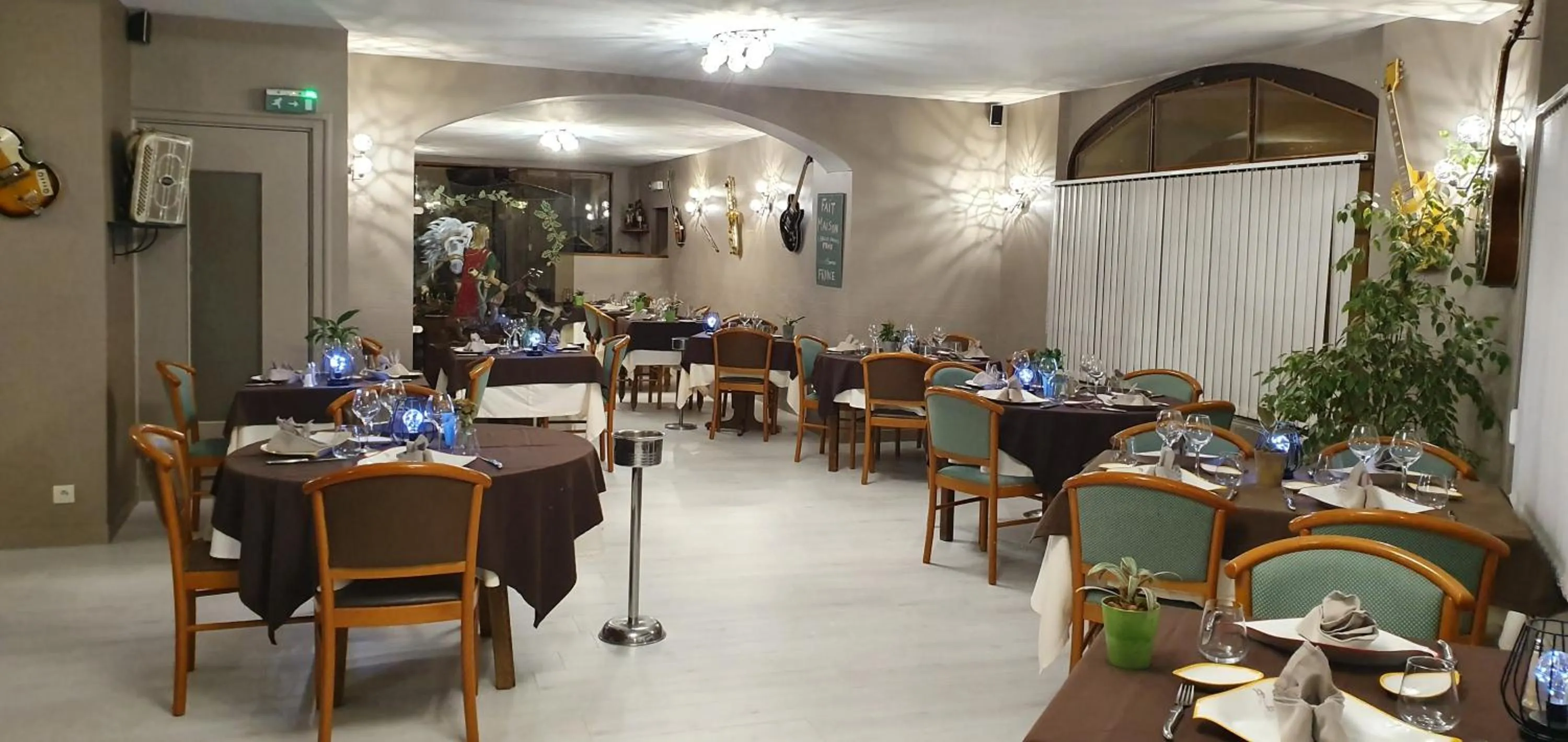 Restaurant/places to eat in Logis Hôtel Saint-Hubert