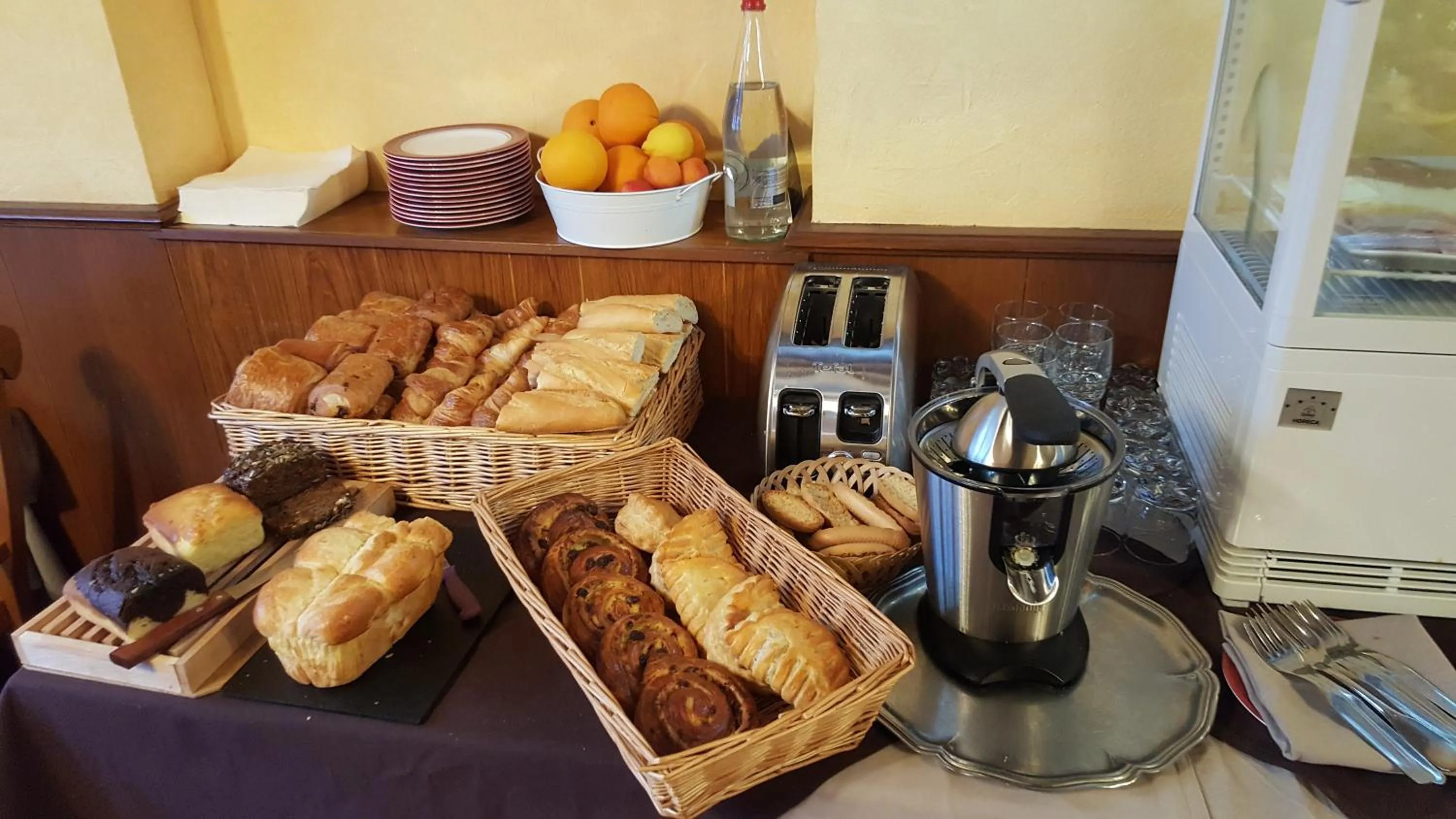Buffet breakfast in Logis Hôtel Saint-Hubert