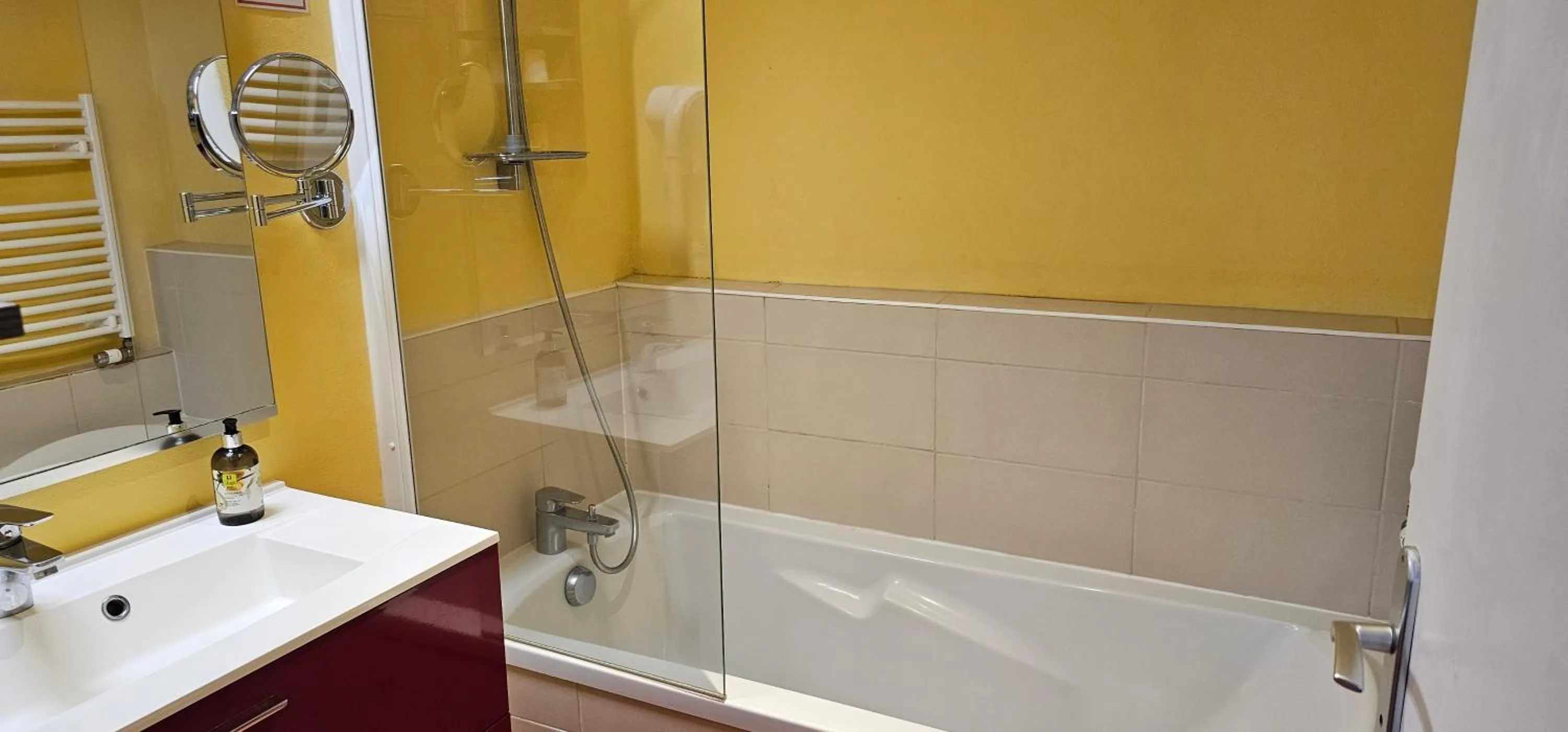 Bathroom in Logis Hôtel Saint-Hubert