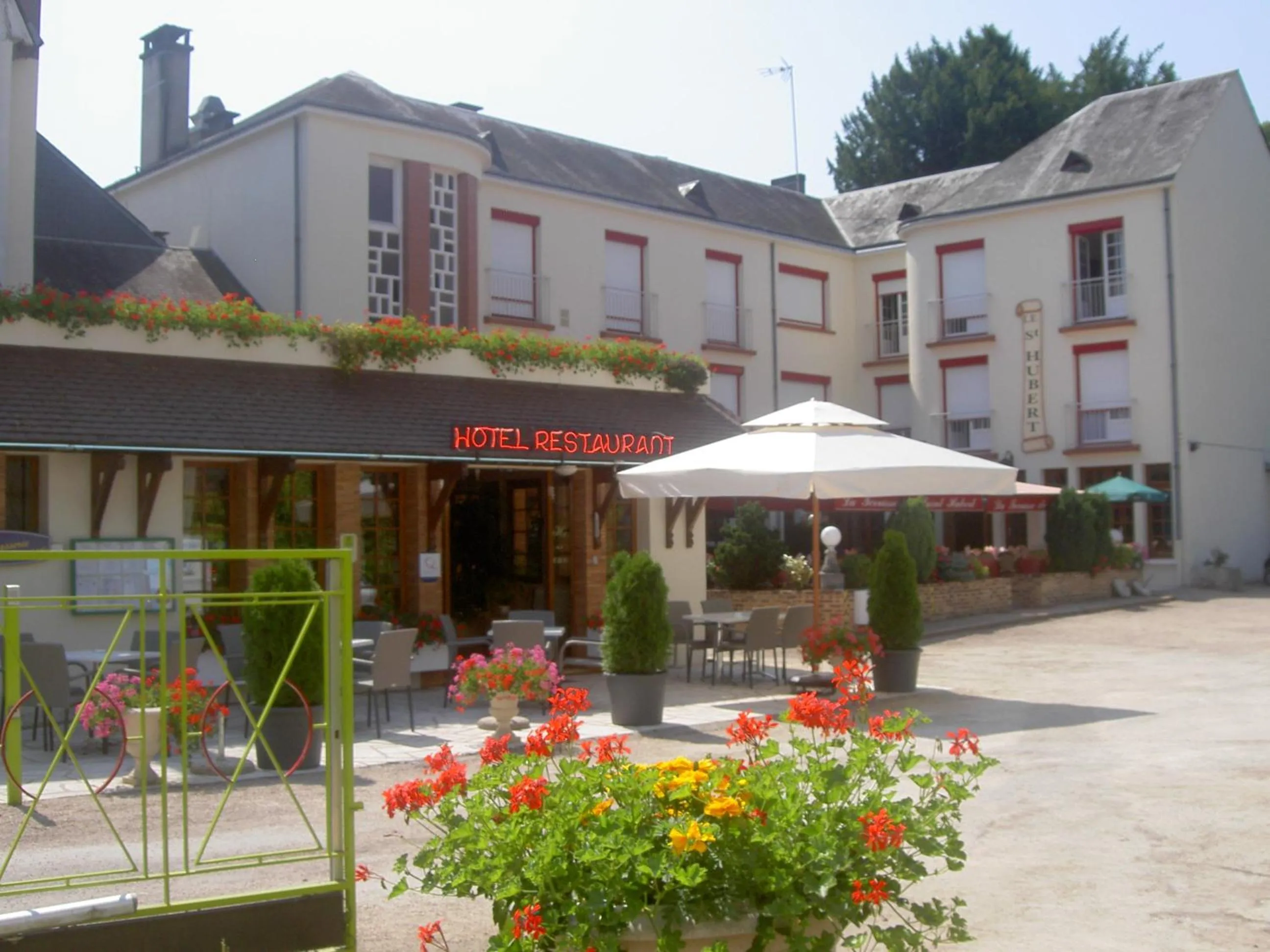 Facade/entrance in Logis Hôtel Saint-Hubert