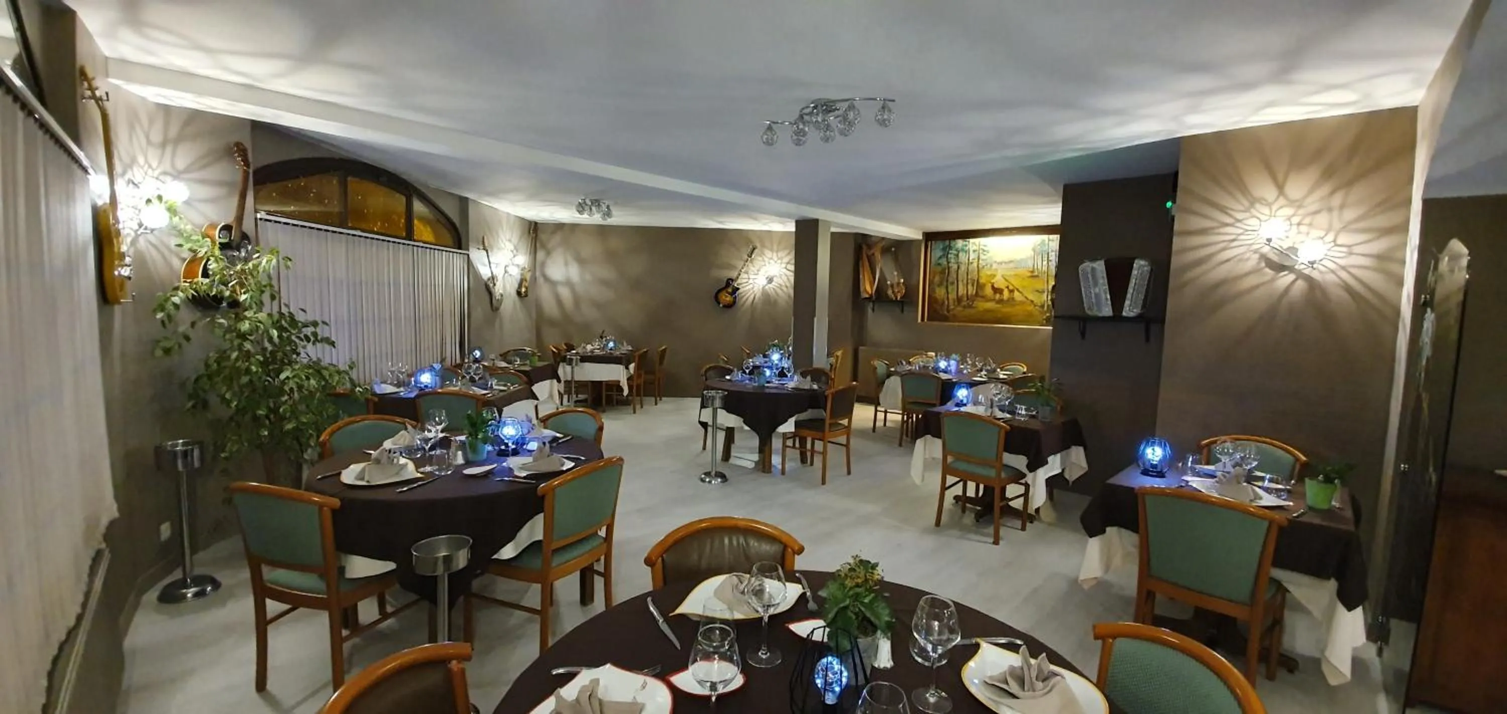 Restaurant/places to eat in Logis Hôtel Saint-Hubert