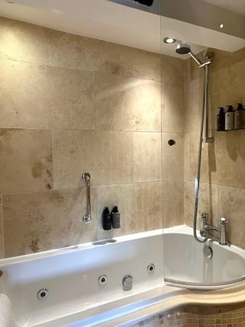 Bathroom in Oak Tree Inn