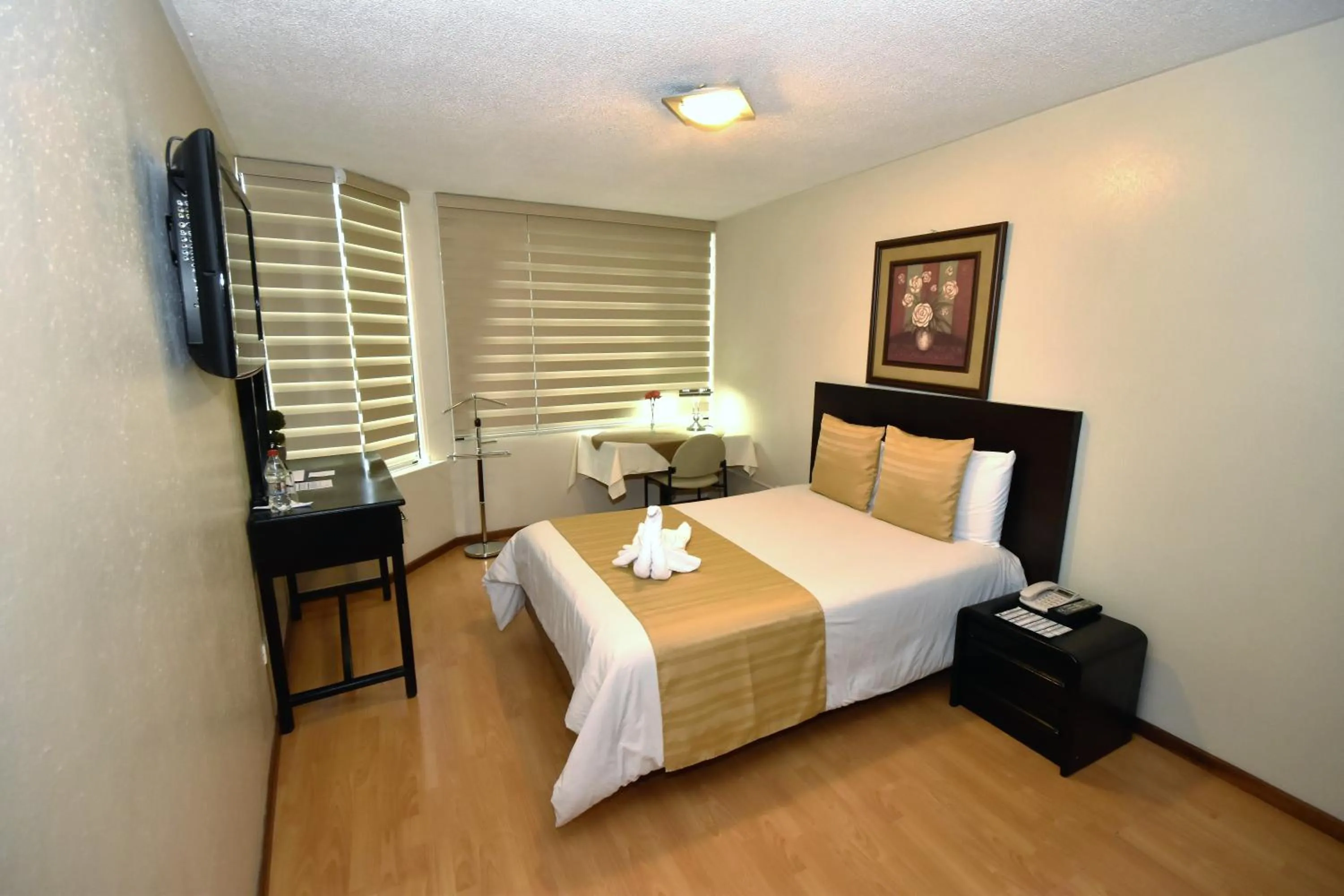 Photo of the whole room, Bed in Hotel Montecarlo